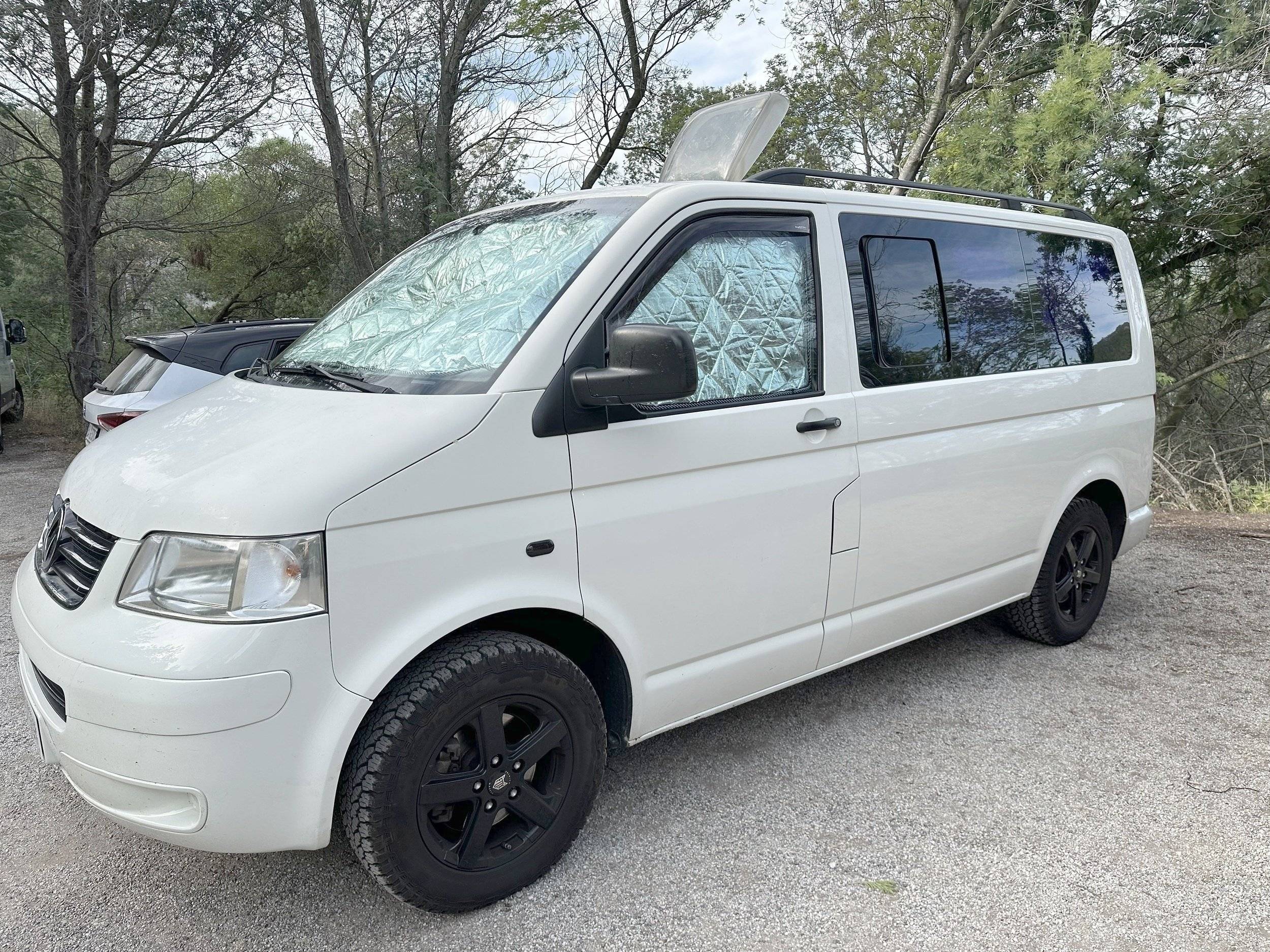 Vista del vehículo ángulo delantero Volkswagen T5 2,5 l 130 ch - Yescapa