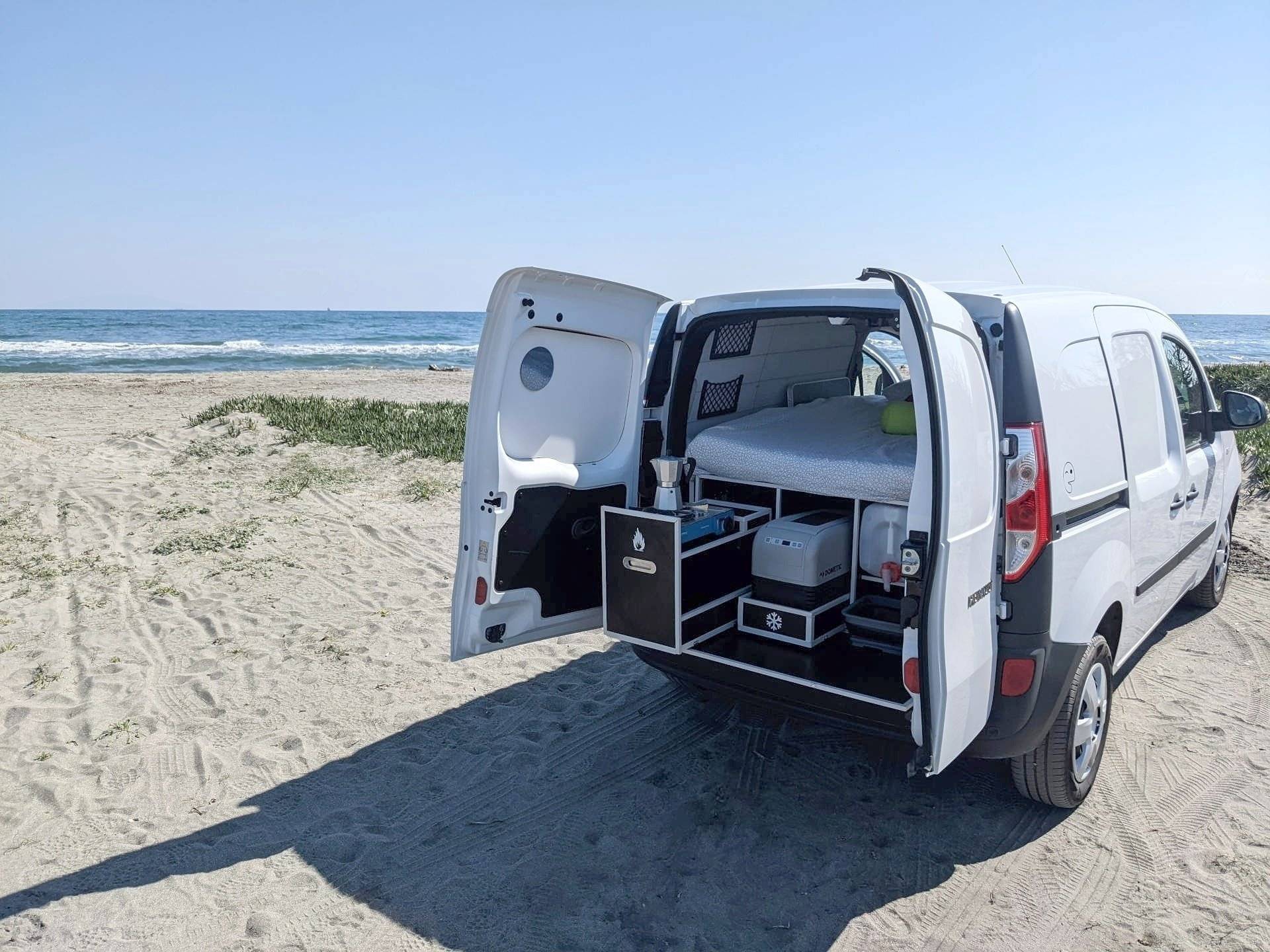 Vista posteriore Renault Kangoo - Yescapa