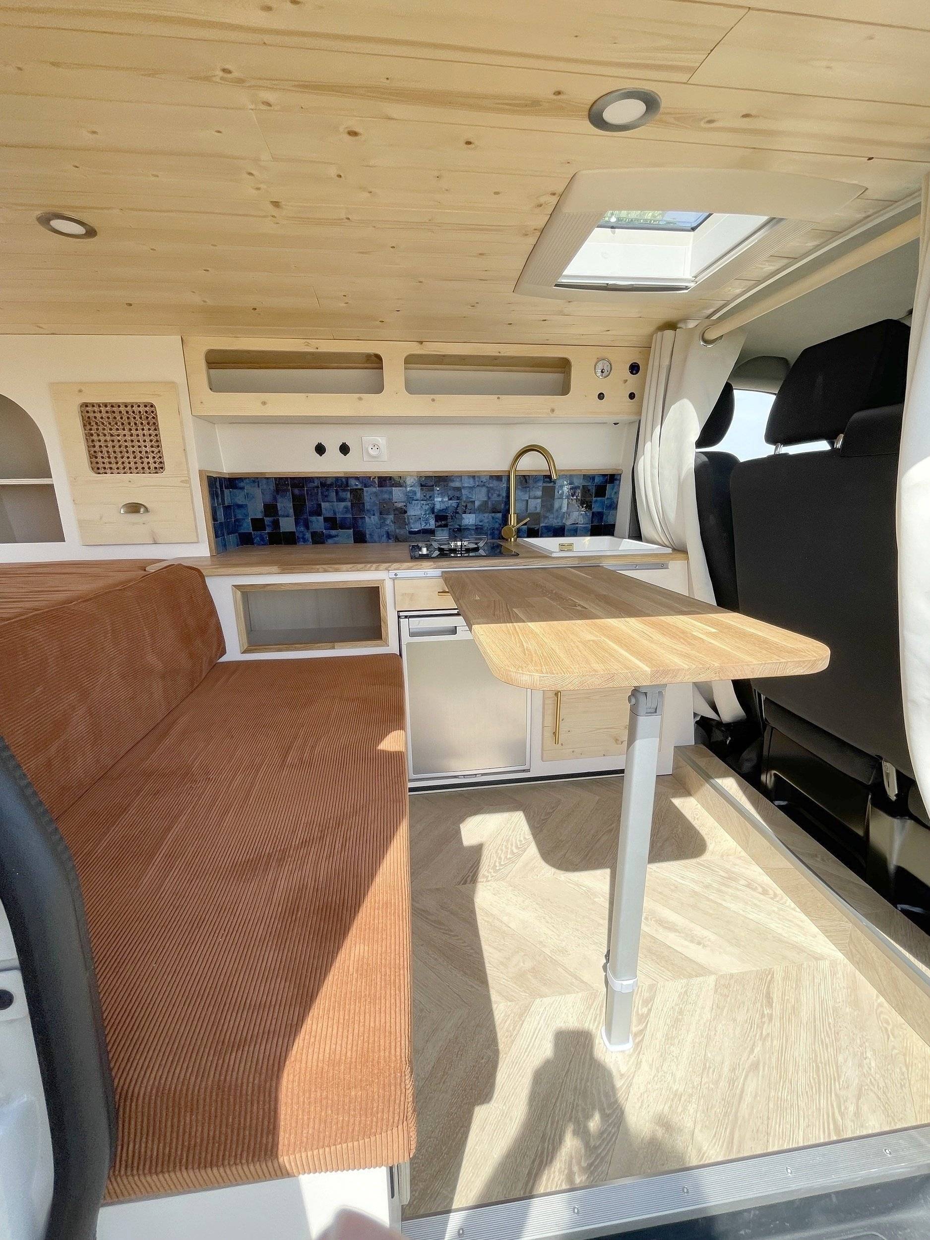 Dining Area Volkswagen - Yescapa