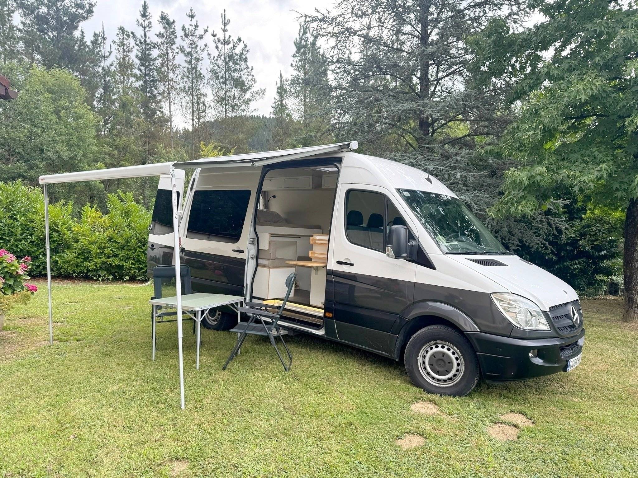 Vista del vehículo ángulo delantero Mercedes 2,15 l 136 ch - Yescapa
