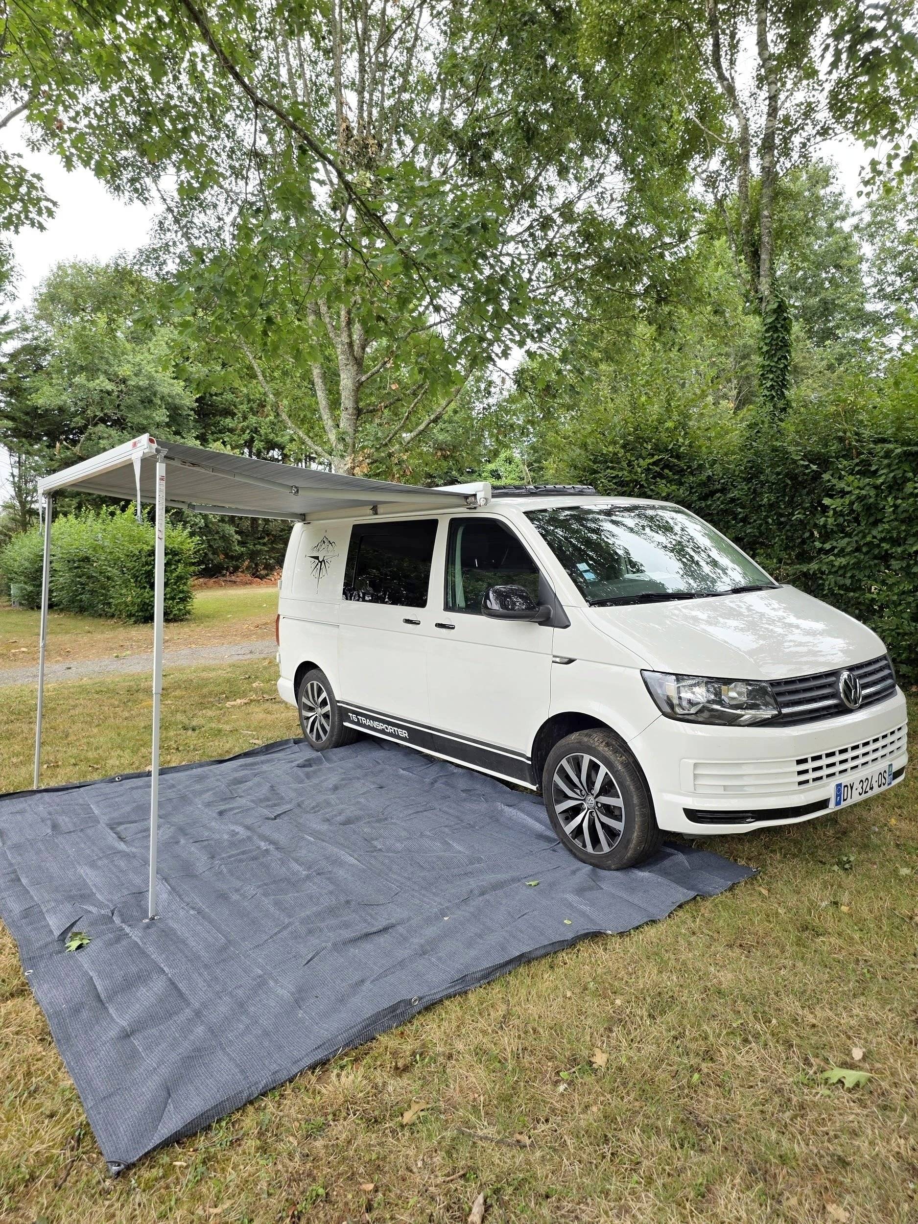 Front view from 3/4 Volkswagen T6 2 l 102 ch - Yescapa