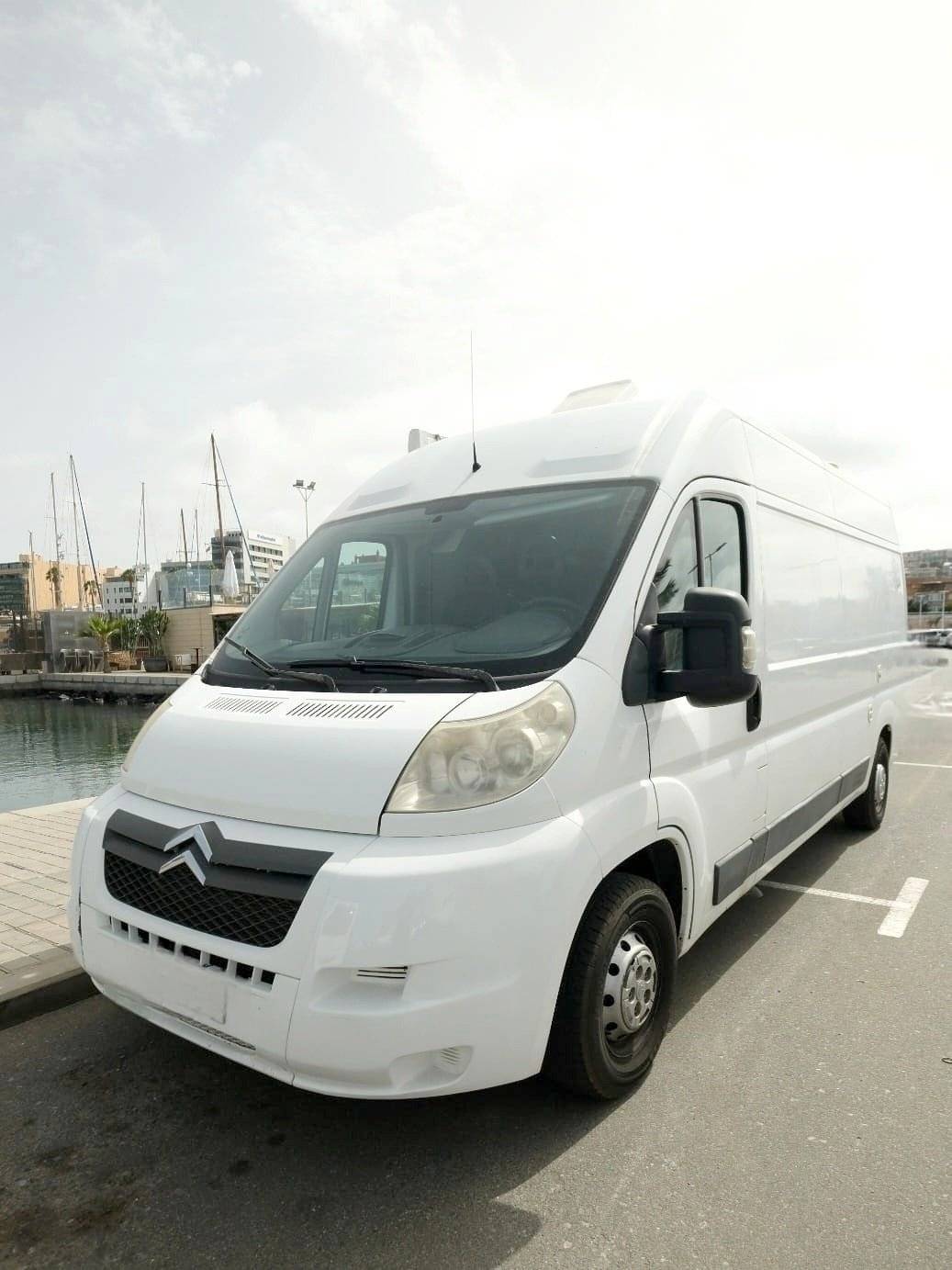 Front view from 3/4 Citroën Jumper 2,2 l 120ch - Yescapa
