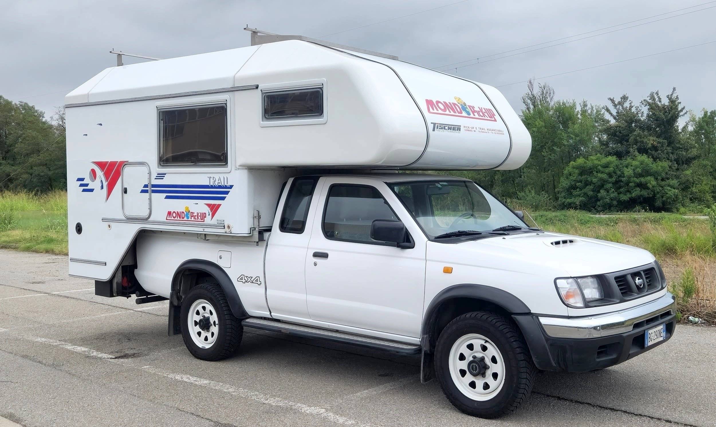 schräge Vorderansicht Nissan pick up - Yescapa