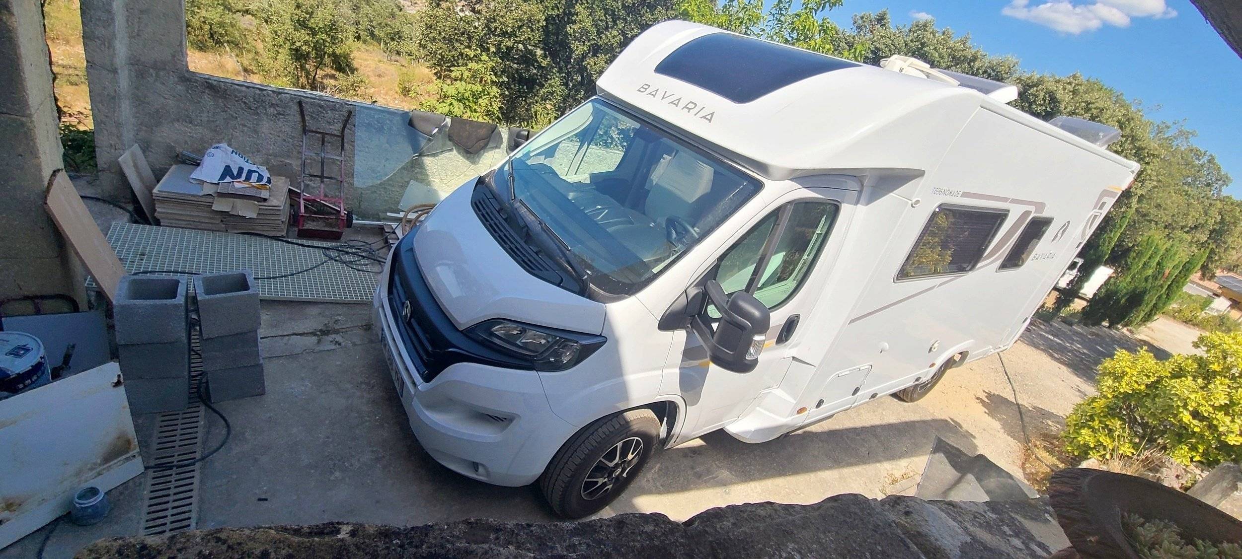 Front view from 3/4 Fiat Fiat Ducato 140 CV - Yescapa