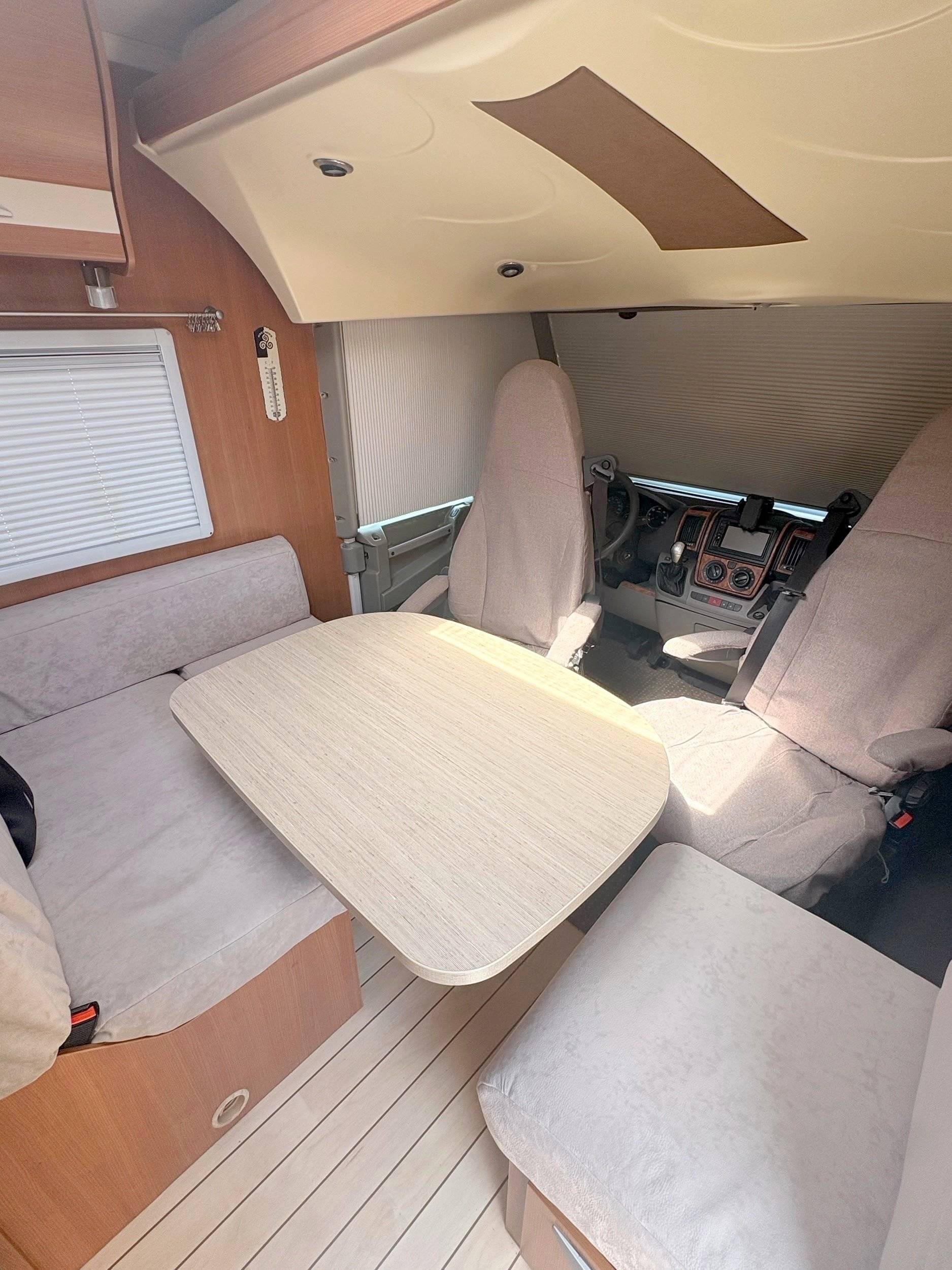 Dining Area Fiat Ducato 3,0 l 160 ch - Yescapa