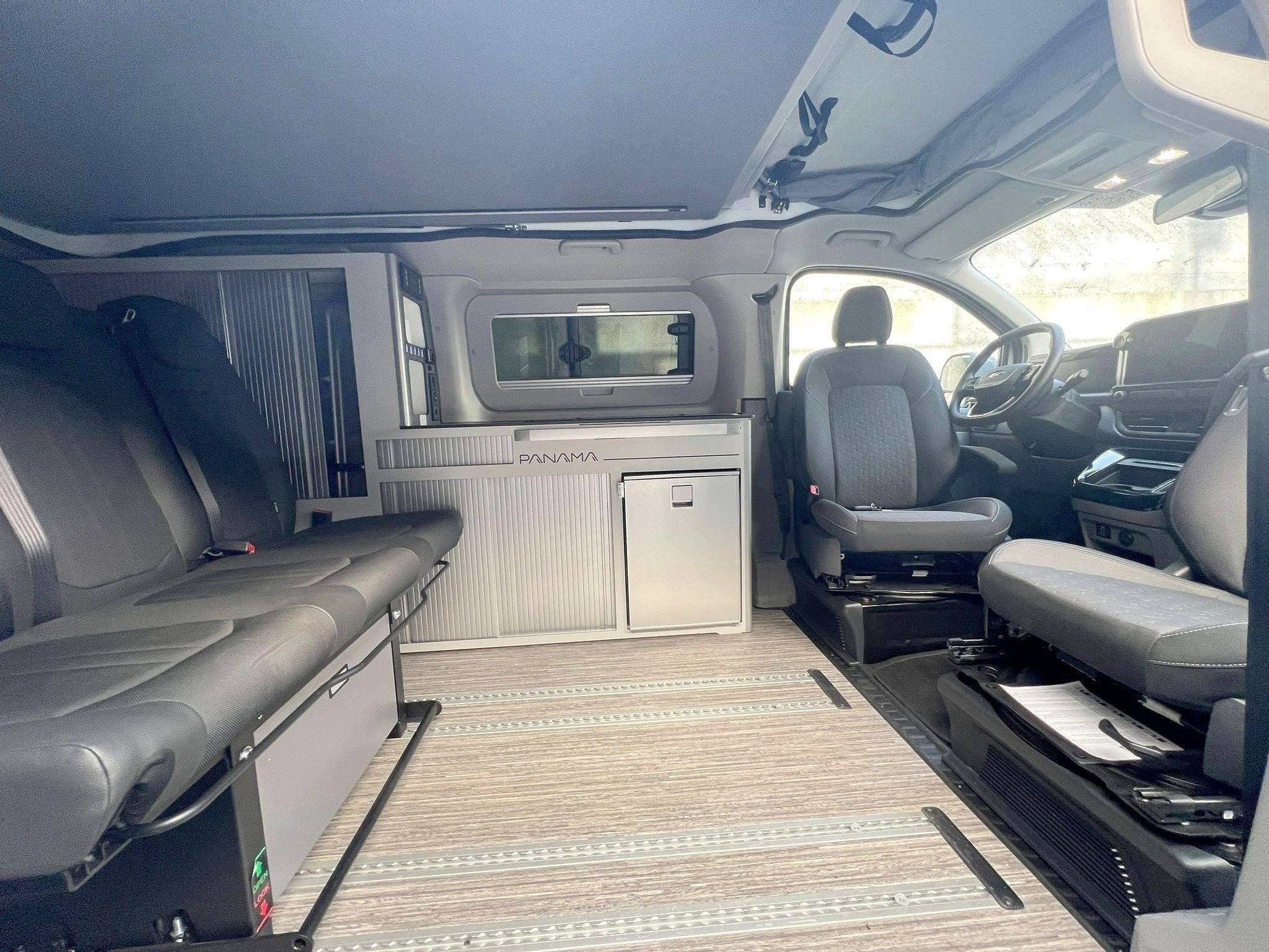 Dinette Ford Custom 2,0 l 130 ch - Yescapa