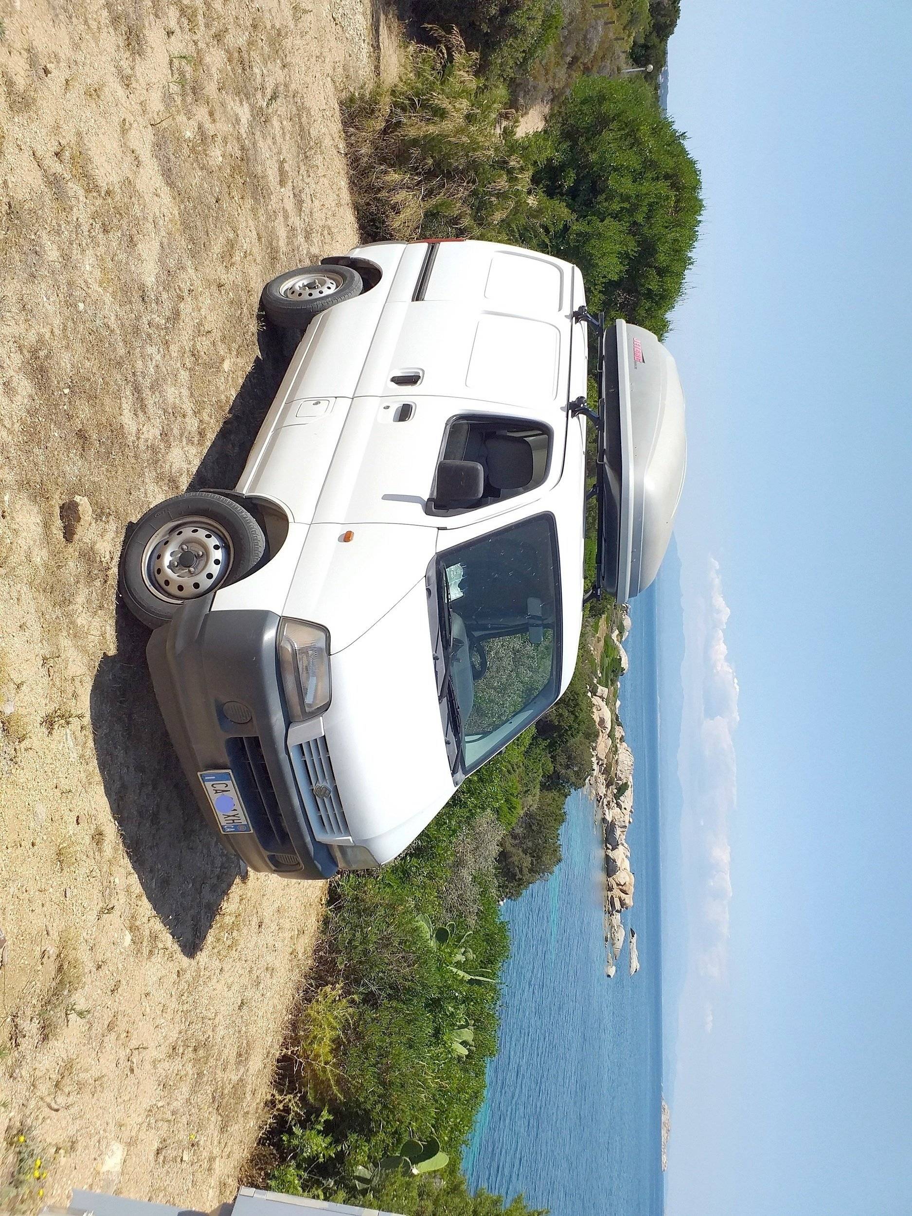 Voorkant 3/4 Suzuki carry - Yescapa