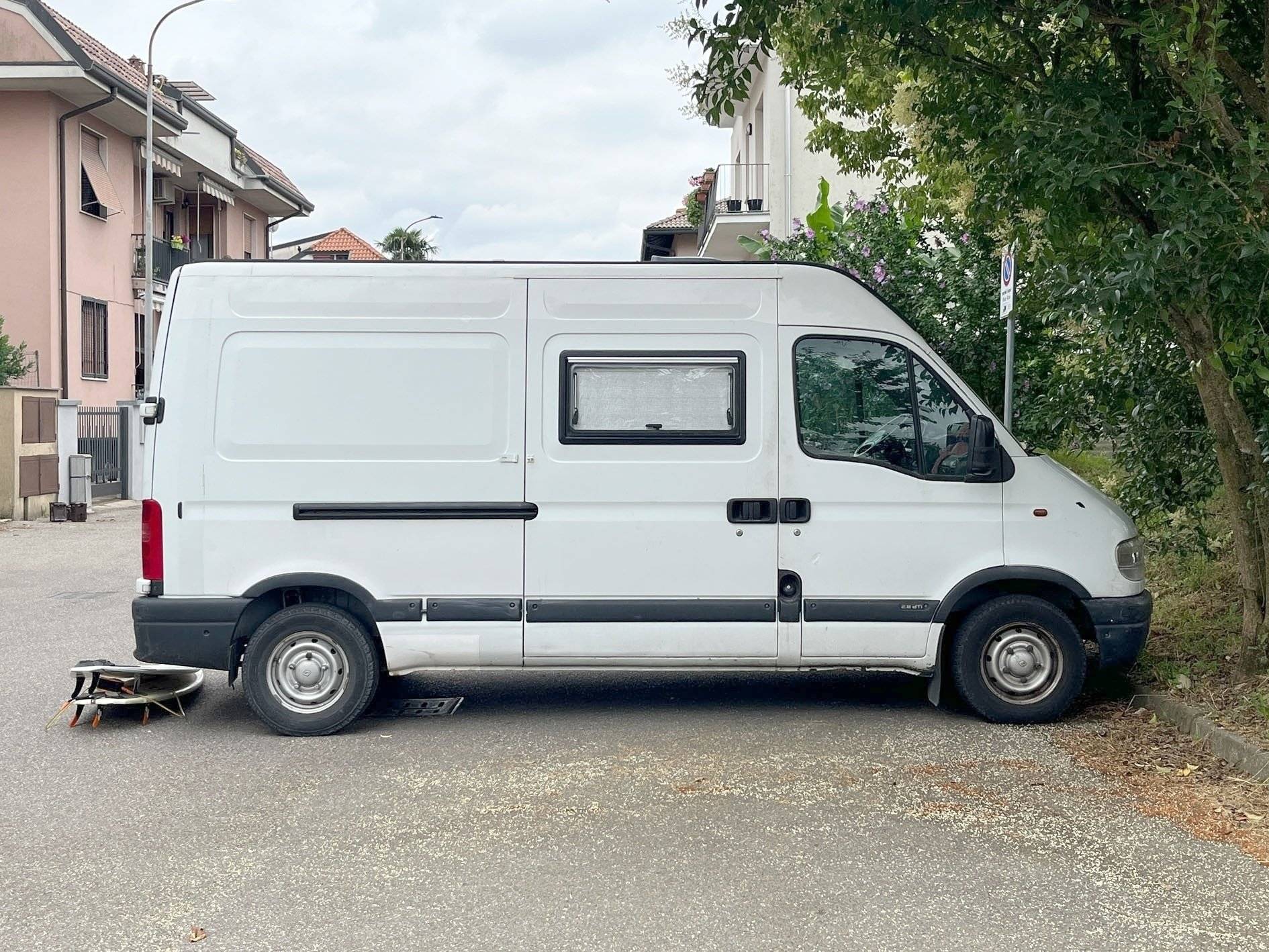 Vista de 3/4 Renault Master 2.8 dTi - Yescapa