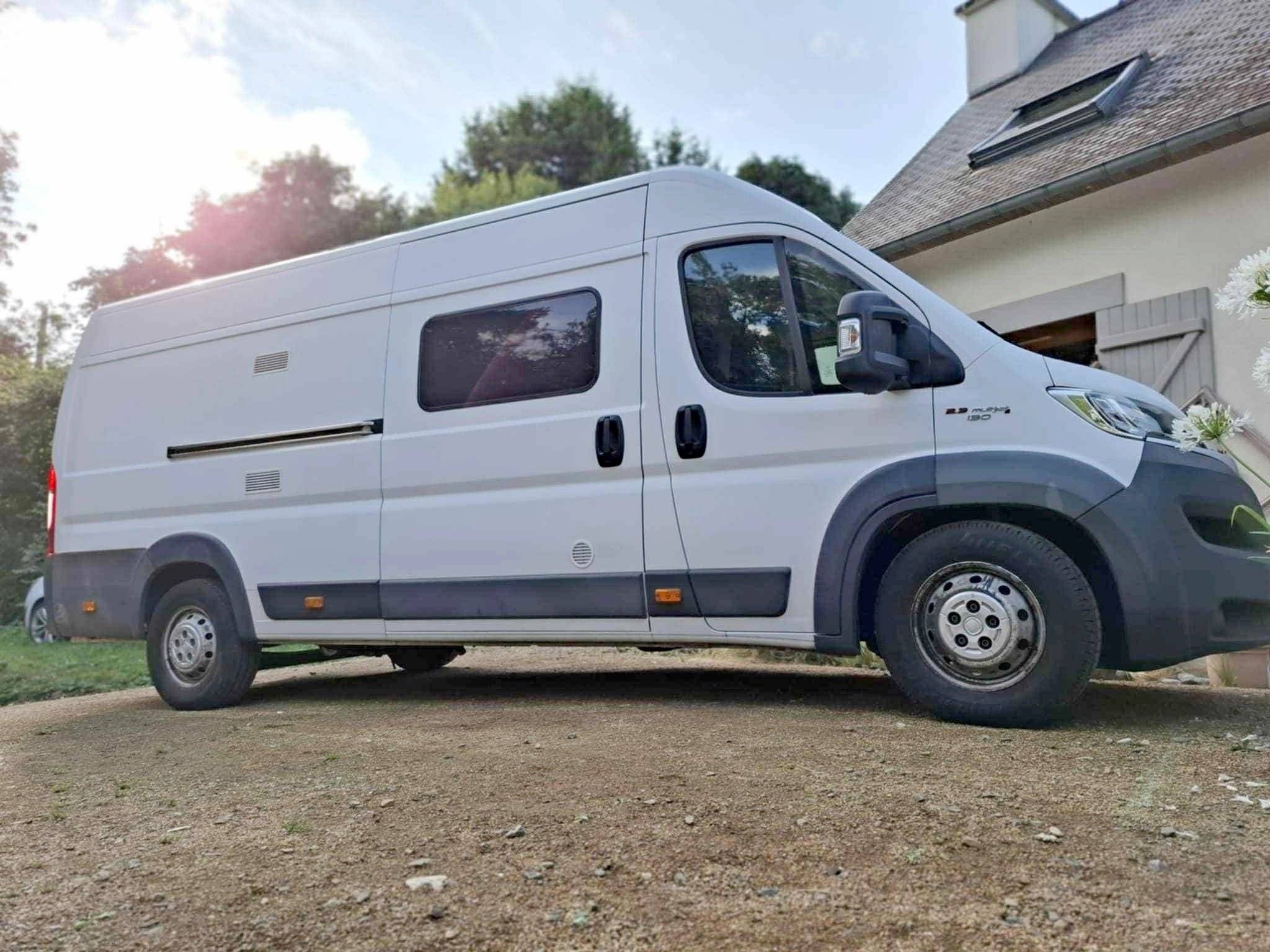 Vue avant de 3/4 Fiat Ducato - Yescapa