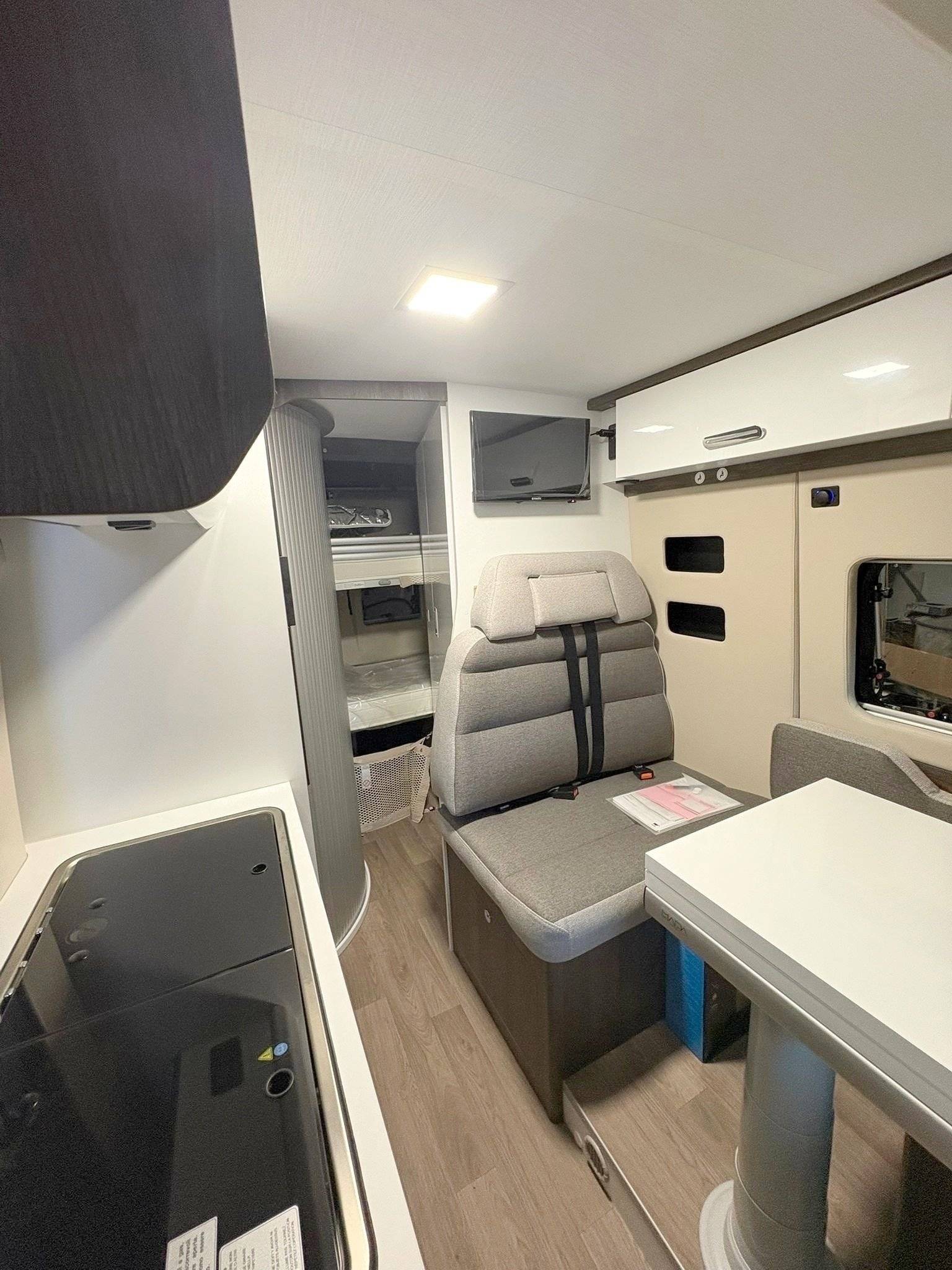 Dining Area Fiat Ducato 2,2 l Multijet 130 ch. - Yescapa