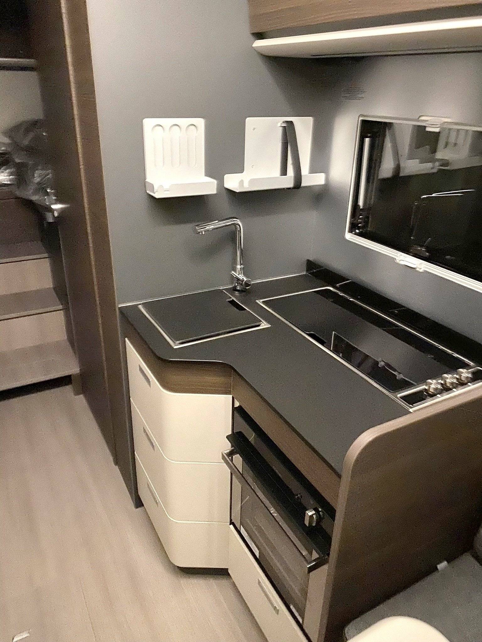 Adria SONIC 700 PLUS DC