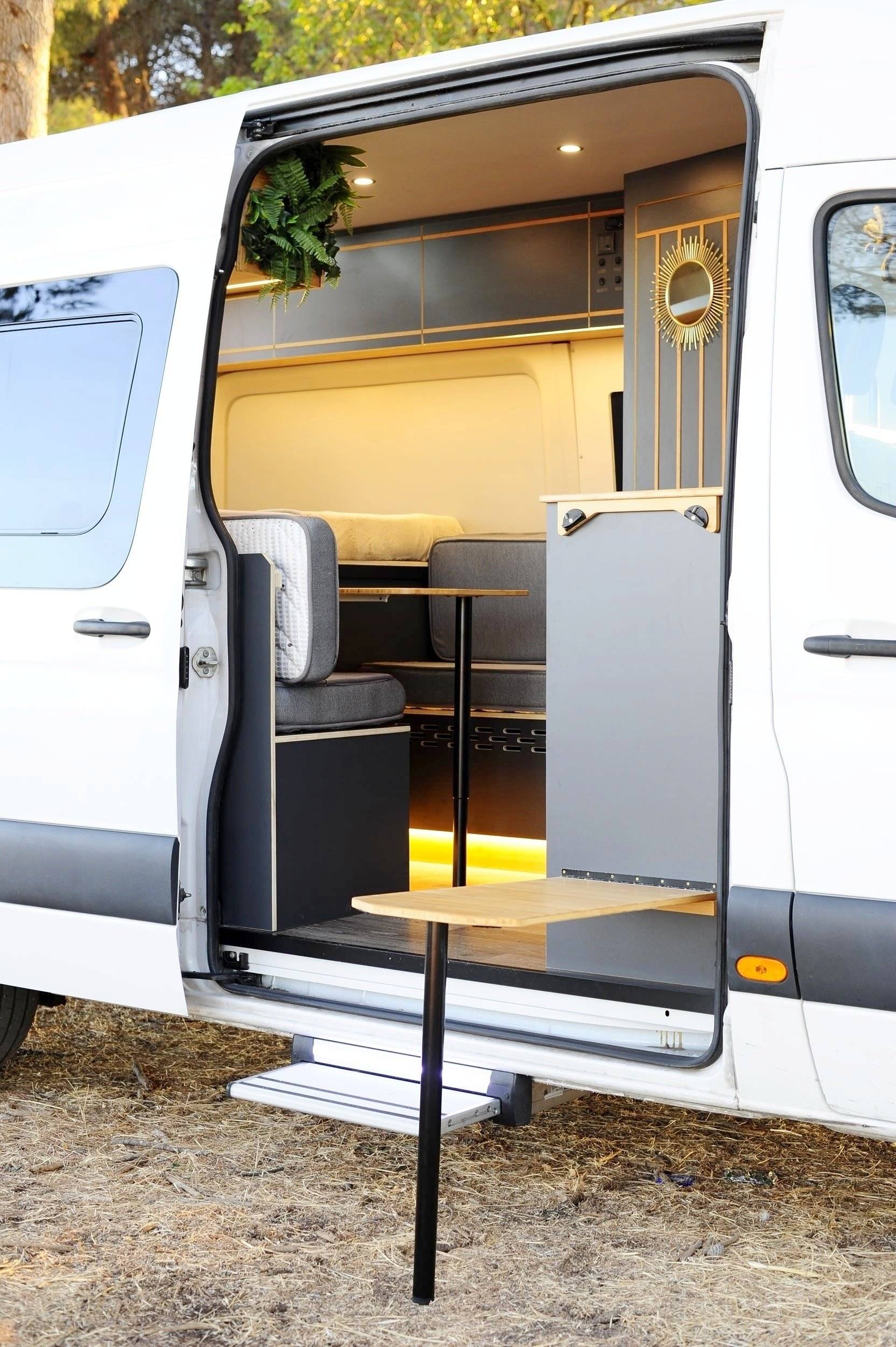Dining Area Mercedes Sprinter 314 cdi - Yescapa