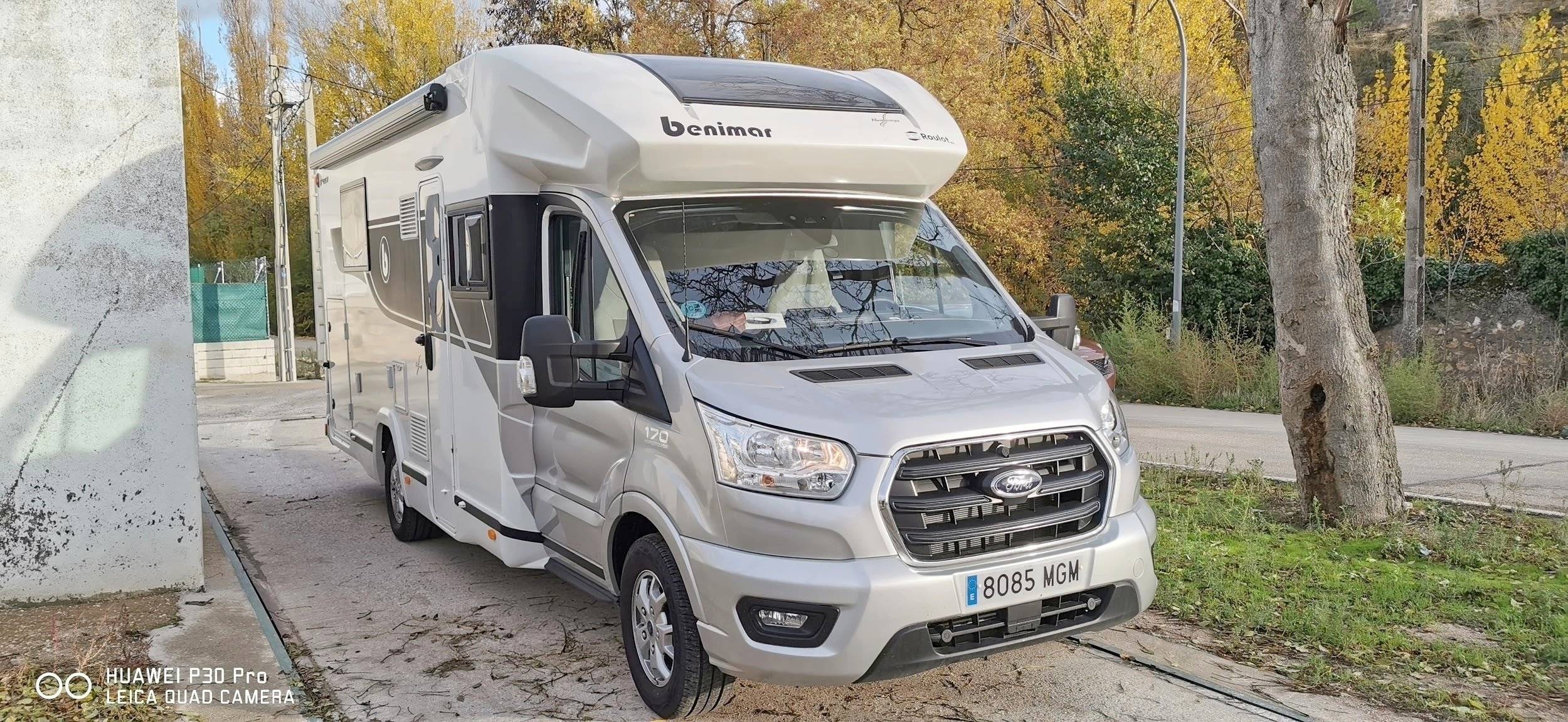 Vista del vehículo ángulo delantero Ford Transit 2,0 l 170 ch - Yescapa