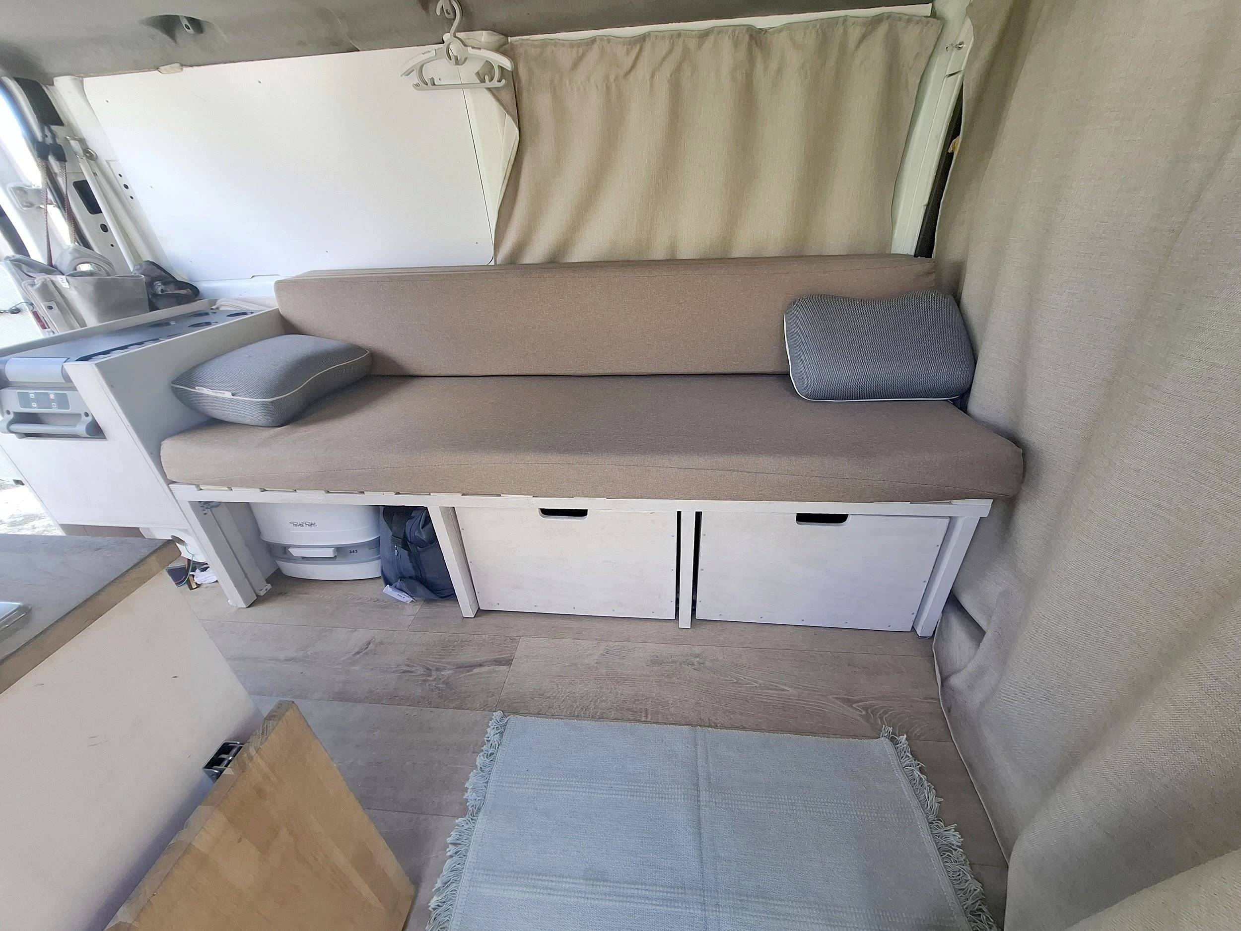 Dining Area Ford Transit 2.0 TdCi - Yescapa