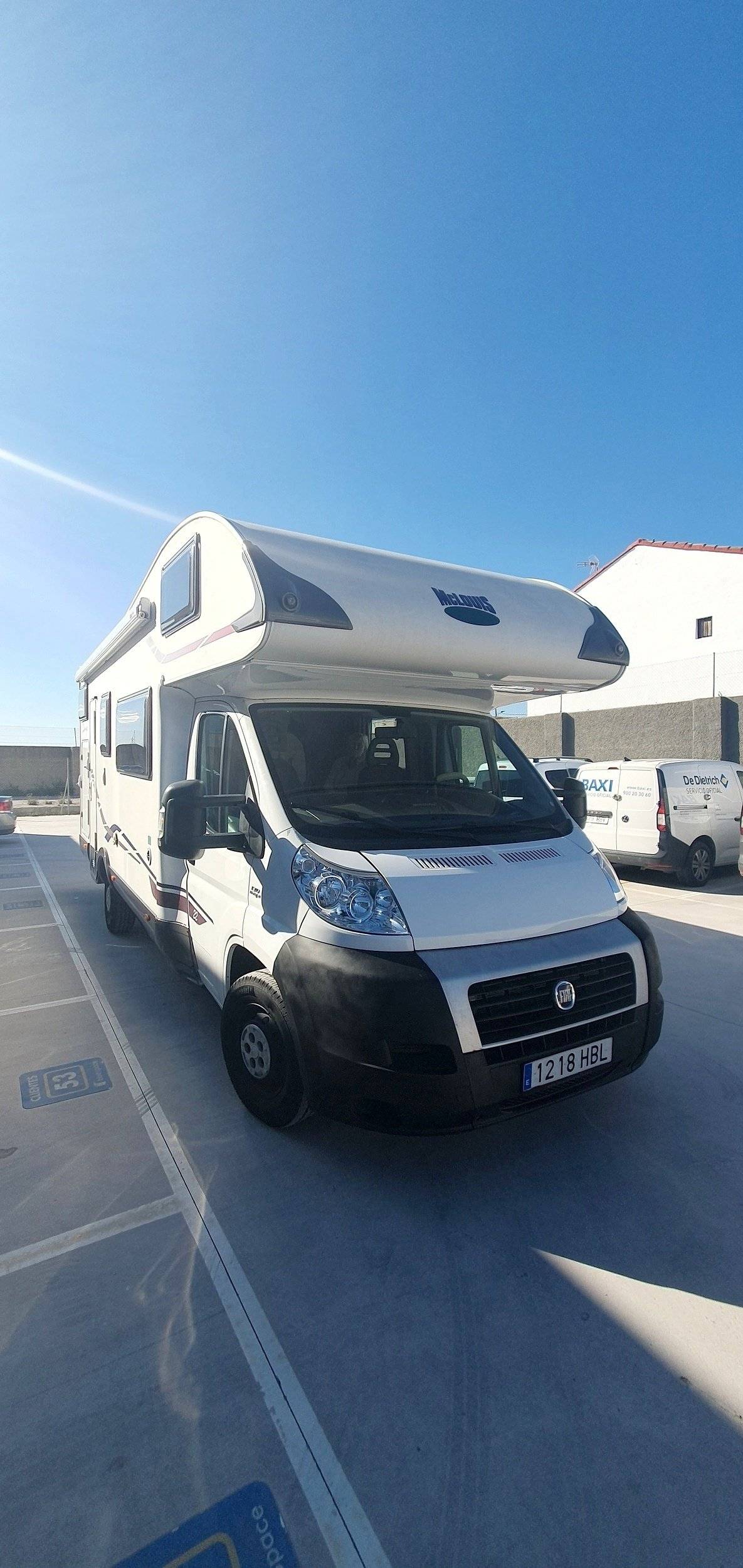 Vista del vehículo ángulo delantero Fiat - Yescapa