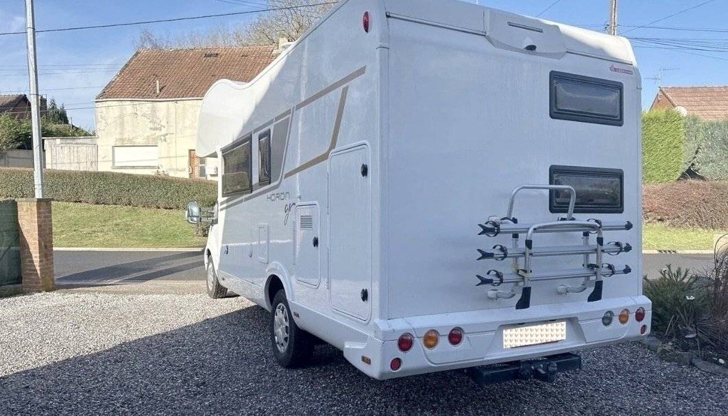 Low profile RV 