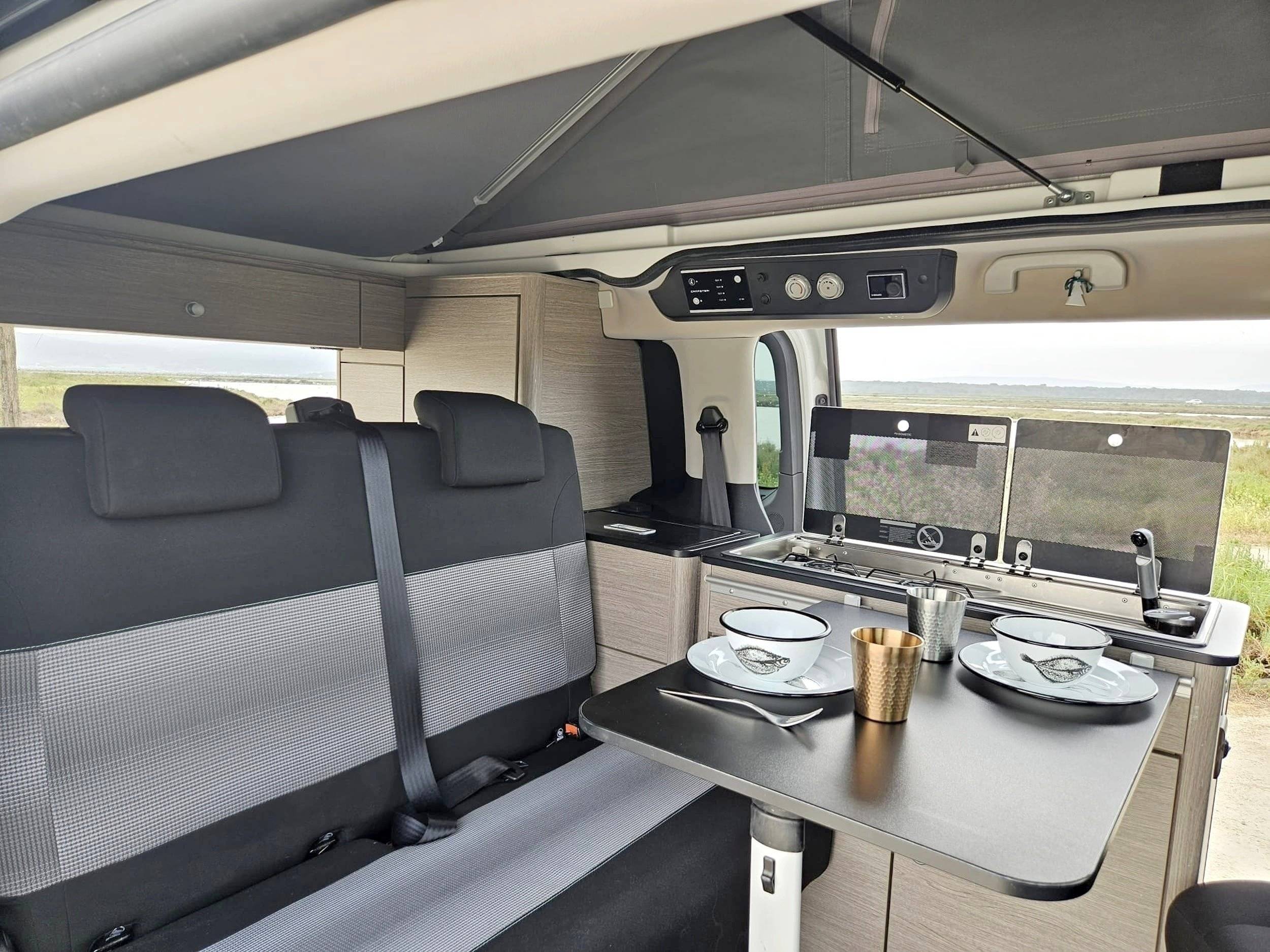 Dining Area Citroën Spacetourer - Yescapa