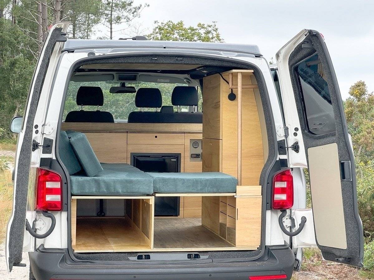 Dining Area Volkswagen Volkswagen T6 - Yescapa