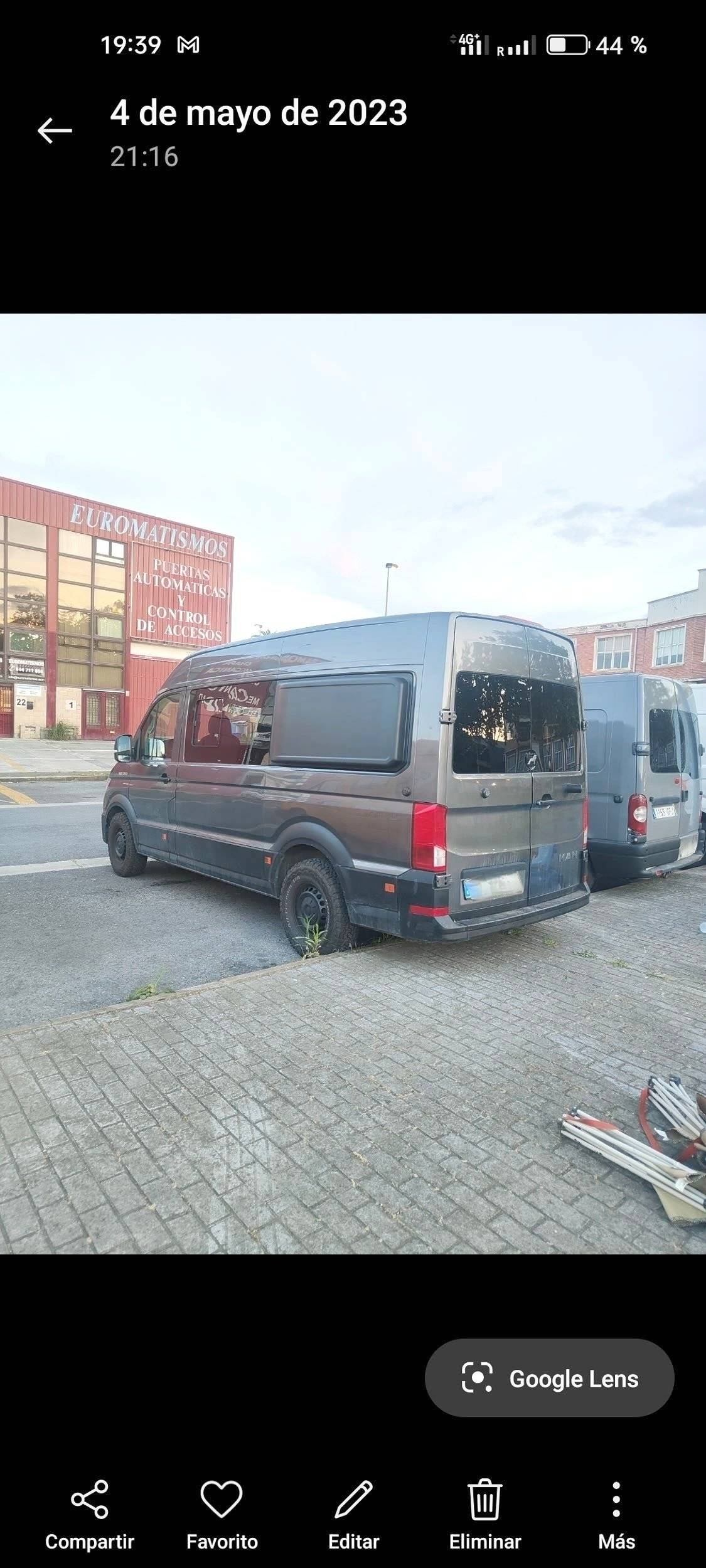 Vista parte trasera del vehículo Volkswagen Crafter 2,5 l 109 ch - Yescapa