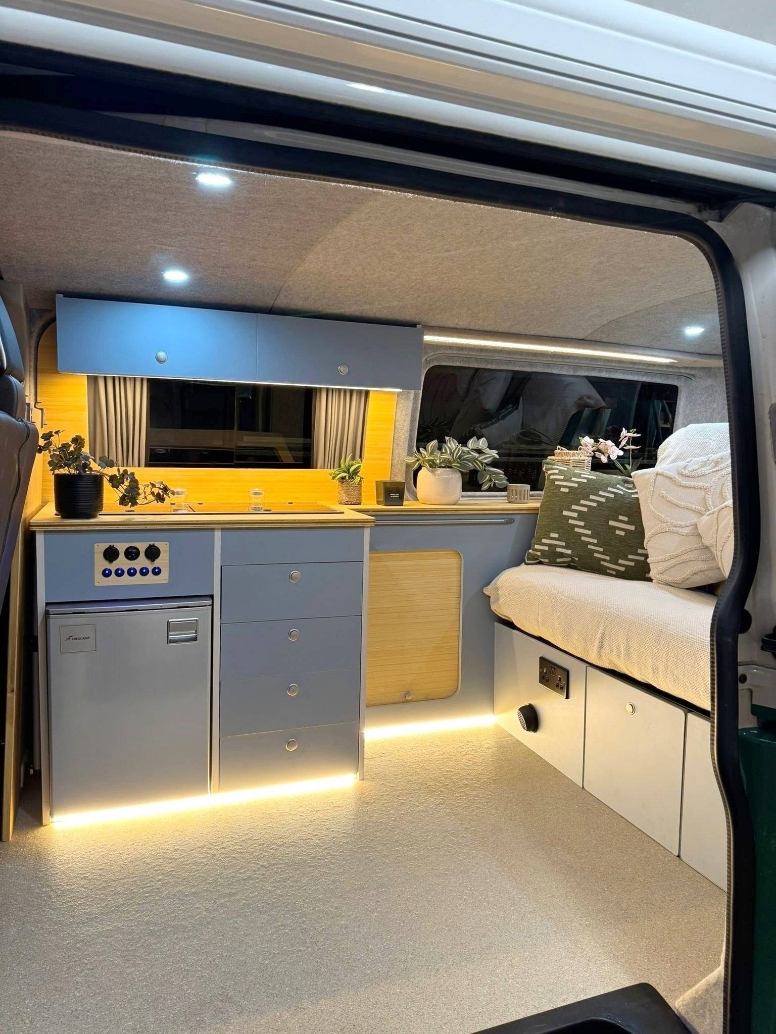 Dining Area Volkswagen Transporter - Yescapa