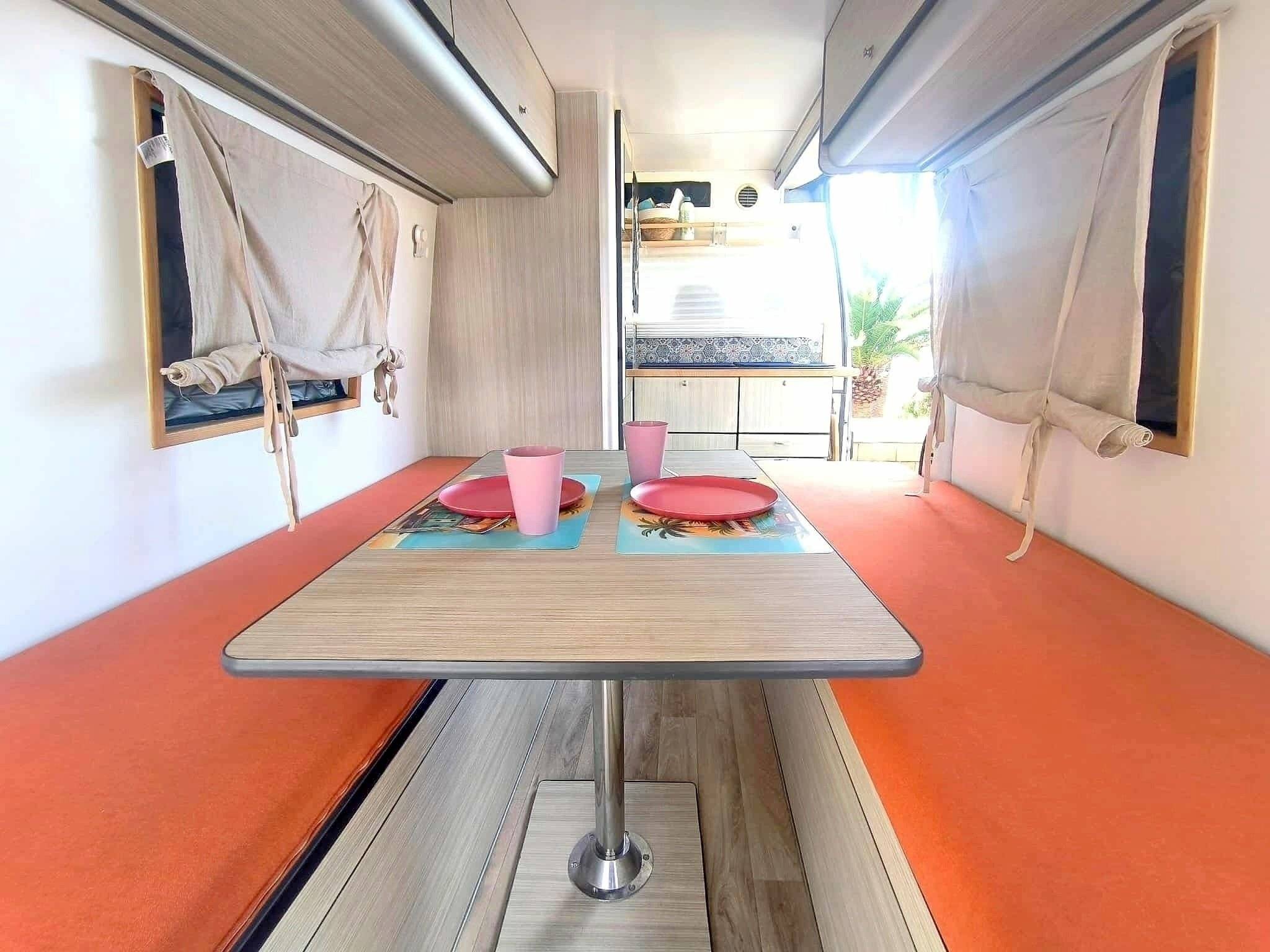 Dinette Iveco Daily 2,3 l 126 ch - Yescapa