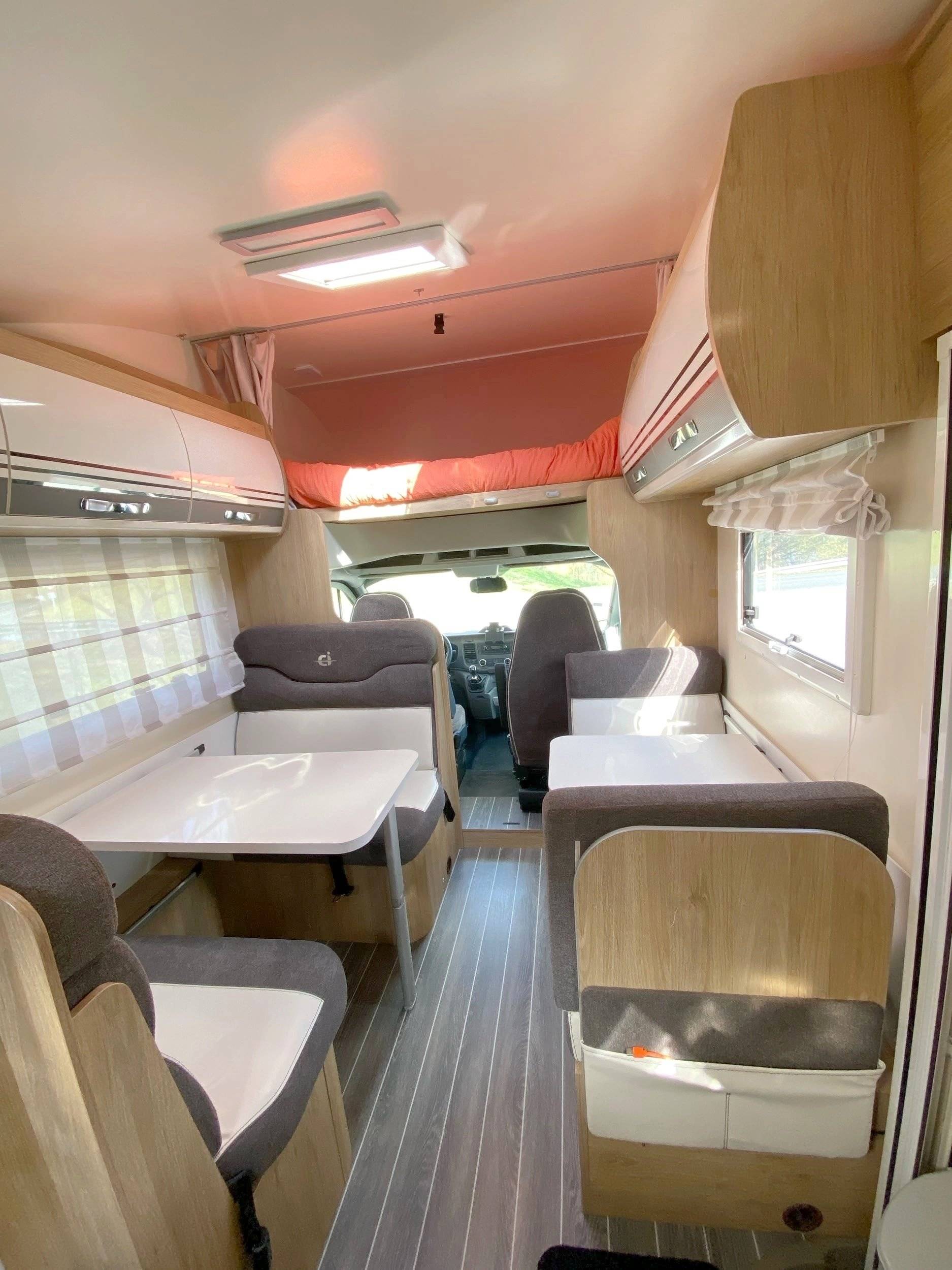 Dining Area Ford Transit 2,0 l 130 ch - Yescapa