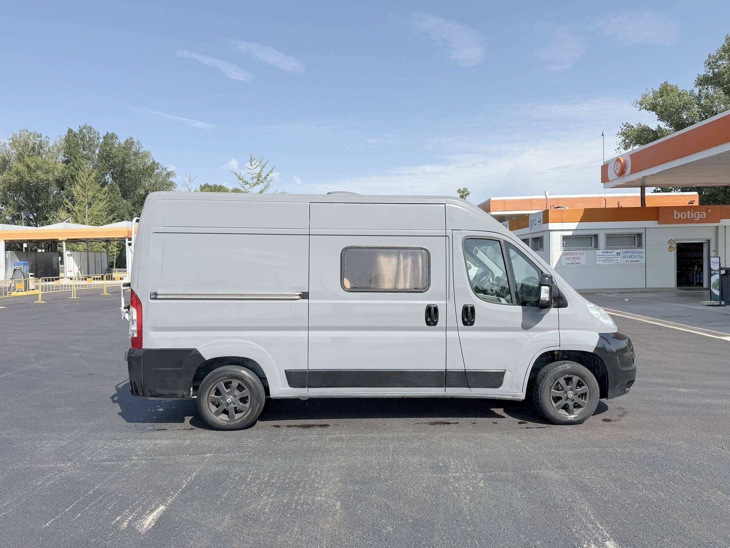 Vista de 3/4 Peugeot - Yescapa