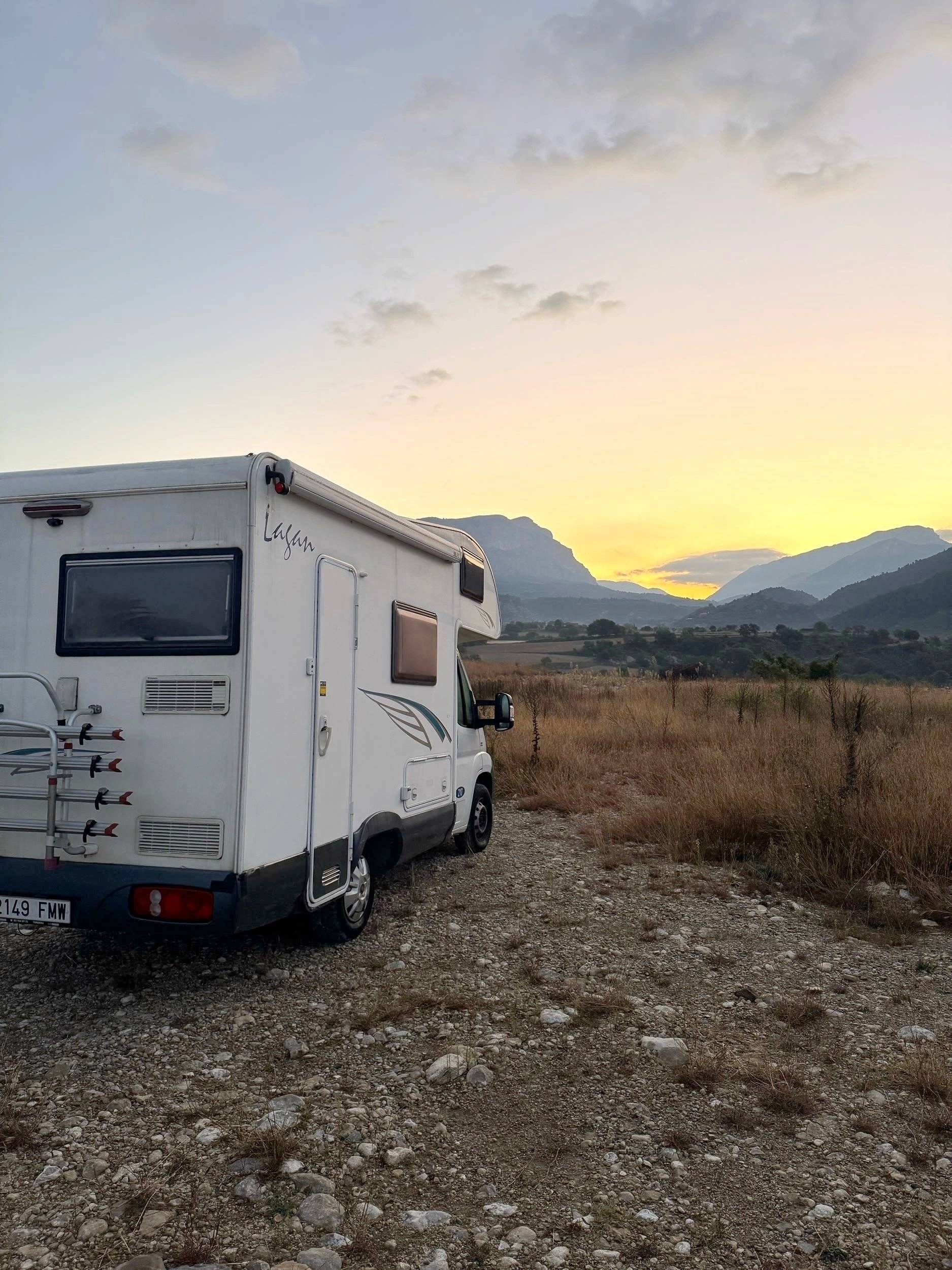 Front view from 3/4 Fiat Ducato 2,2 l 115 ch - Yescapa