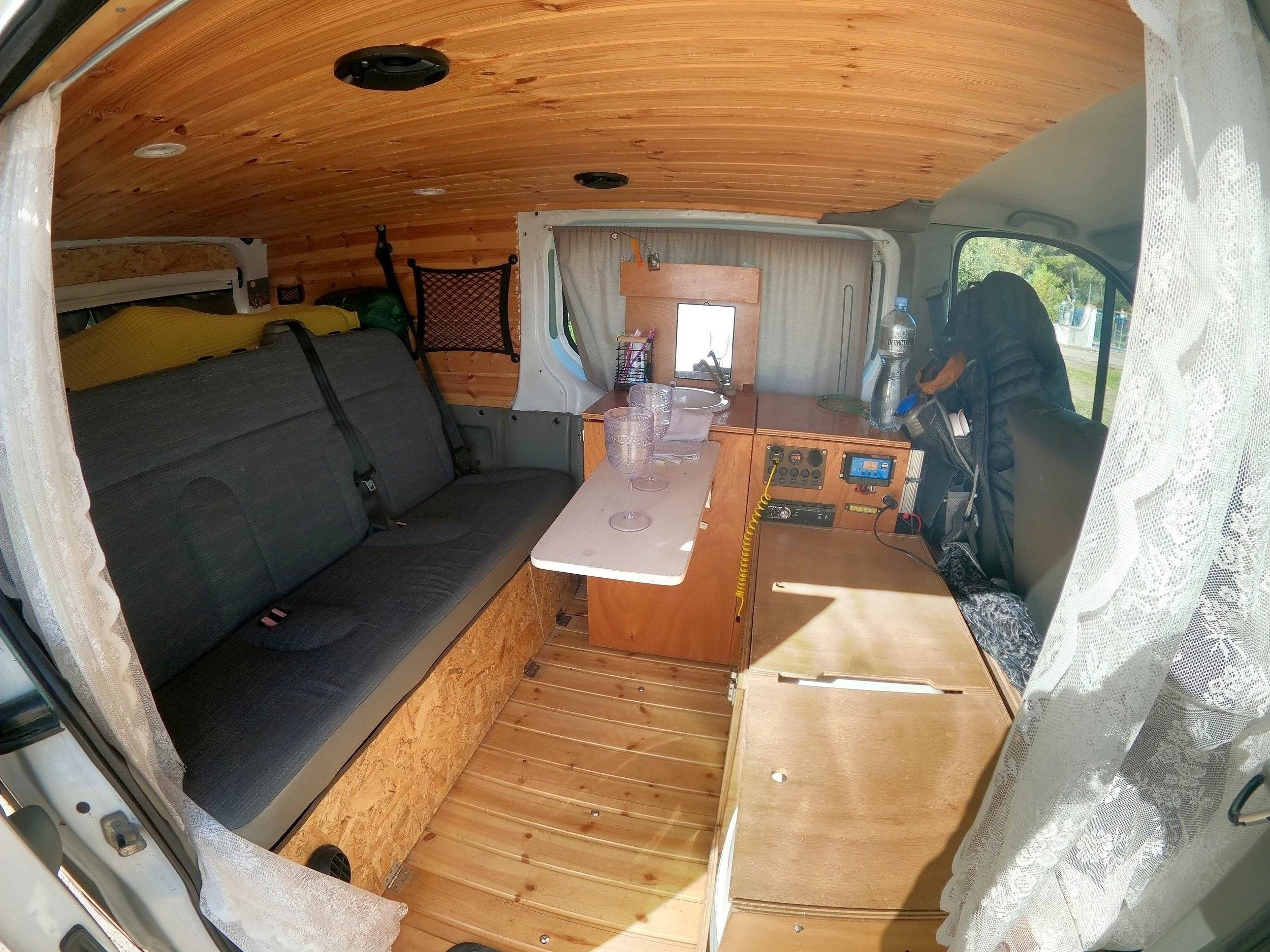 Dining Area Renault Renault Trafic - Yescapa