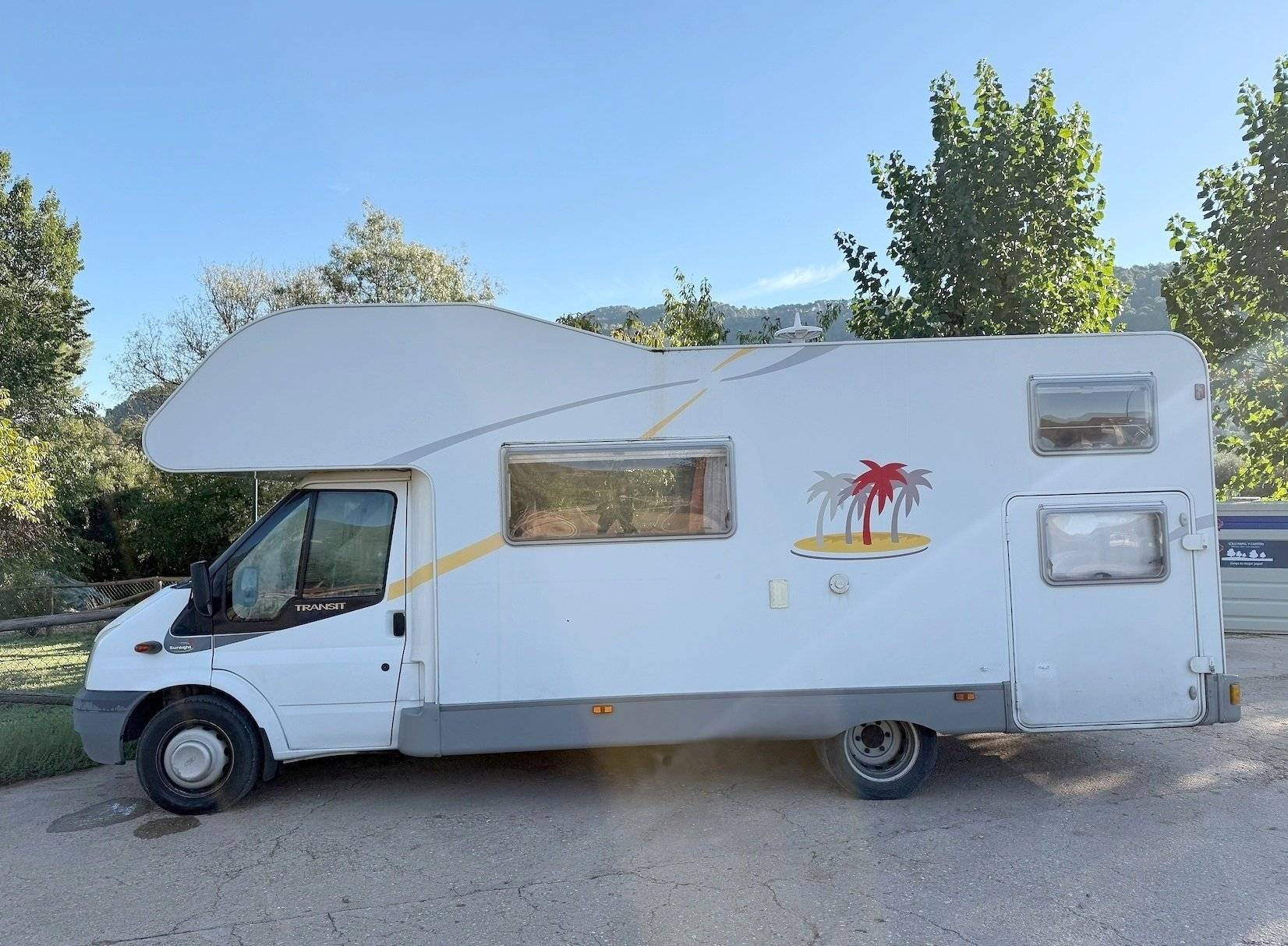 Front view from 3/4 Ford Ford Transit 2.4 tdci - Yescapa