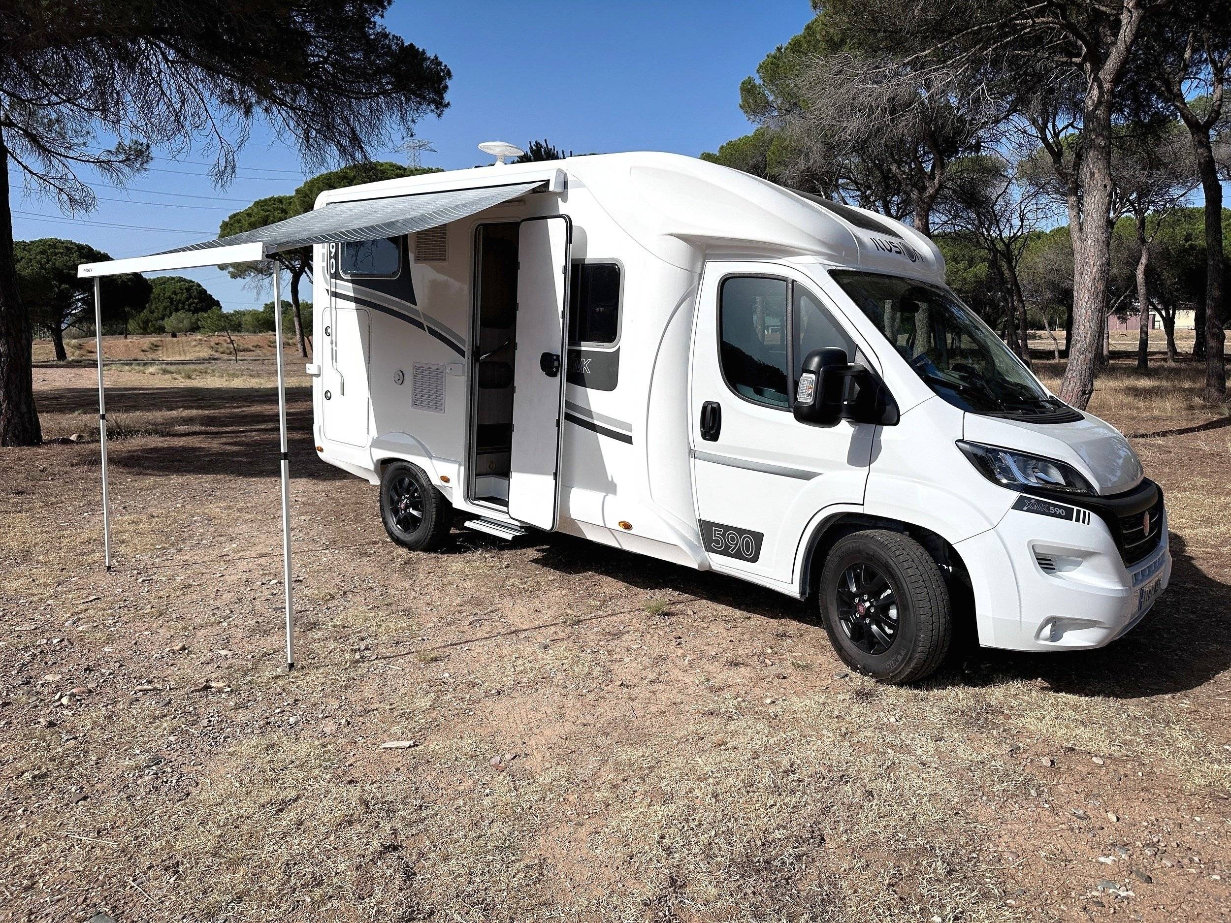 Vue avant de 3/4 Fiat FIAT DUCATO - Yescapa