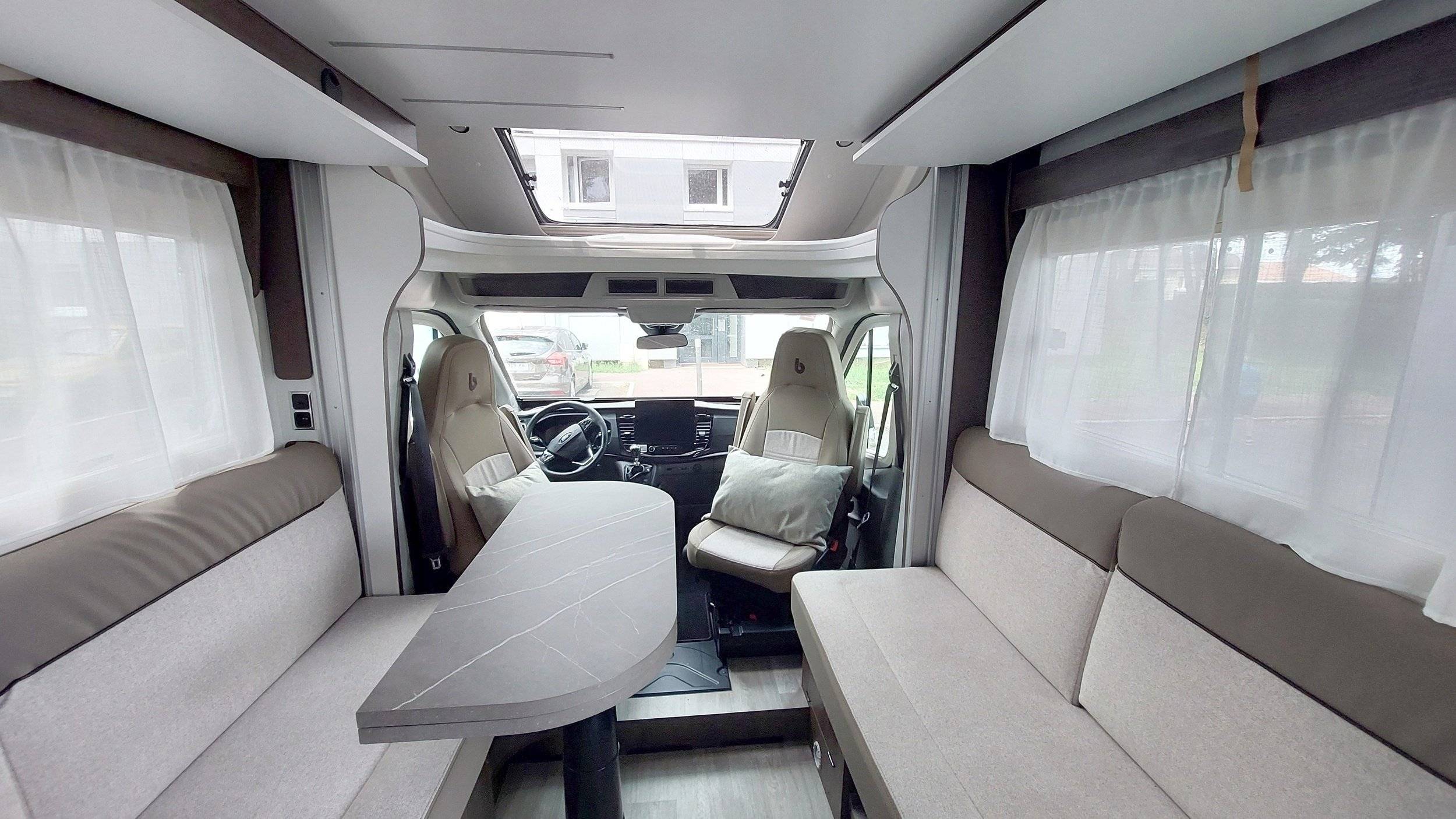 Coin repas Ford Transit 2,0 l 130 ch - Yescapa