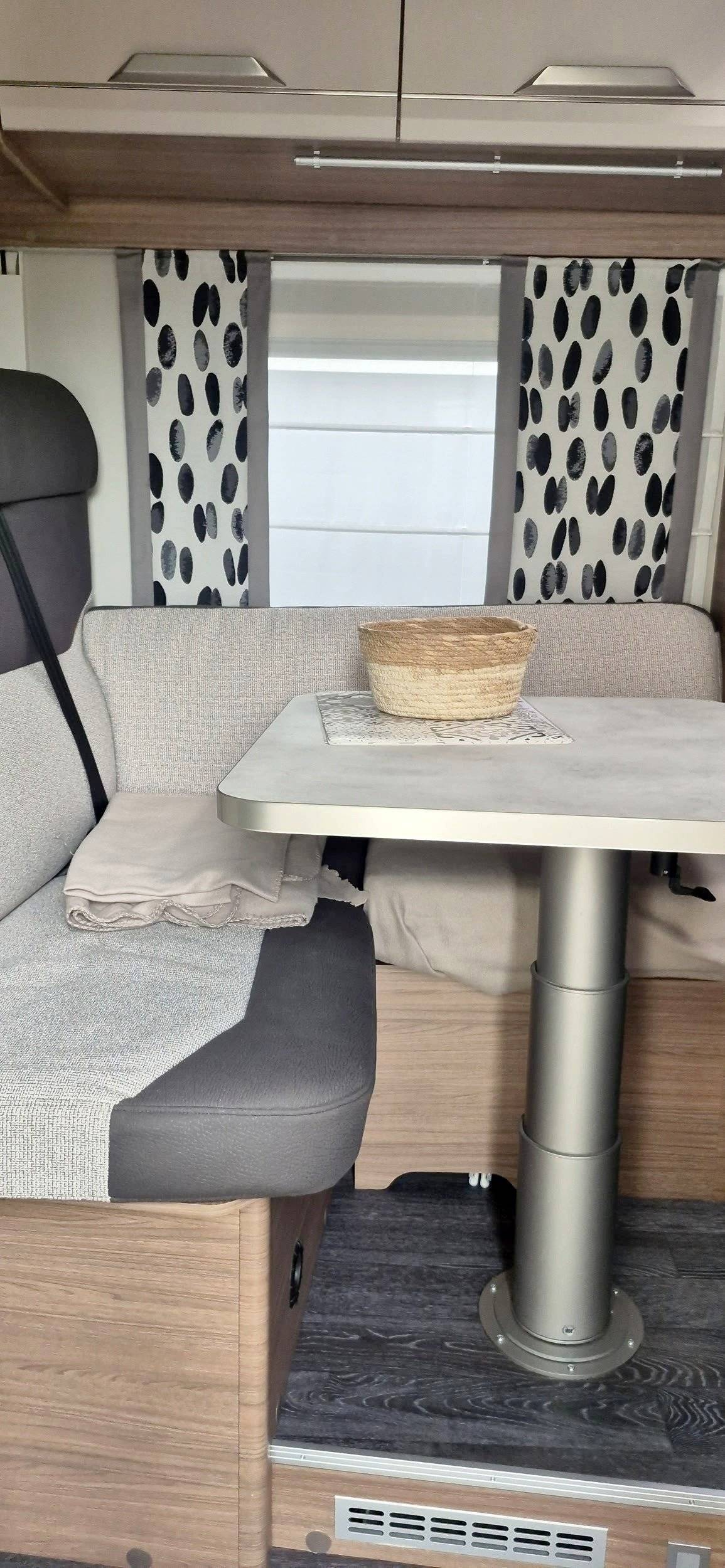 Dining Area Volkswagen Crafter Autom. 4x4 177 cv - Yescapa