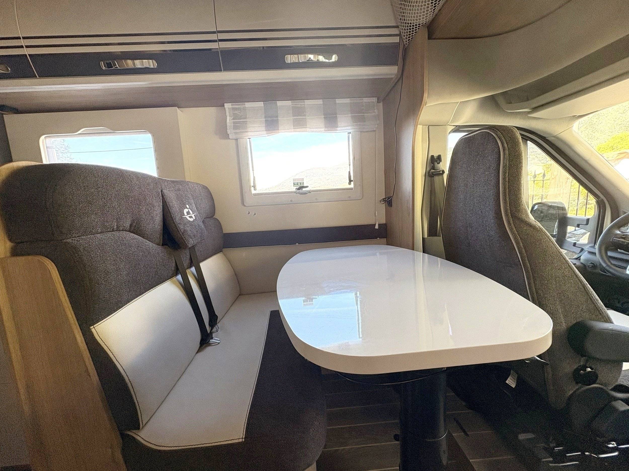 Dining Area Ford Transit 2,0 l 130 ch - Yescapa