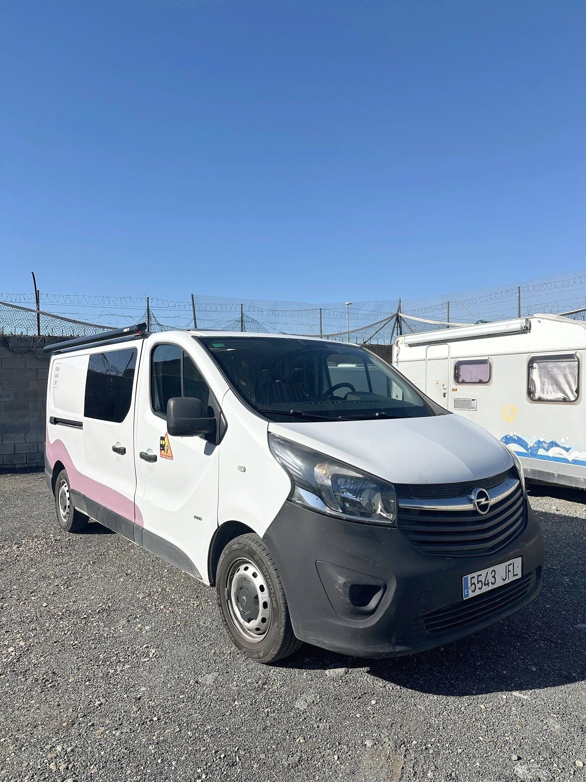Vue avant de 3/4 Opel Vivaro L2 | 1.6 CDTI 90cv - Yescapa