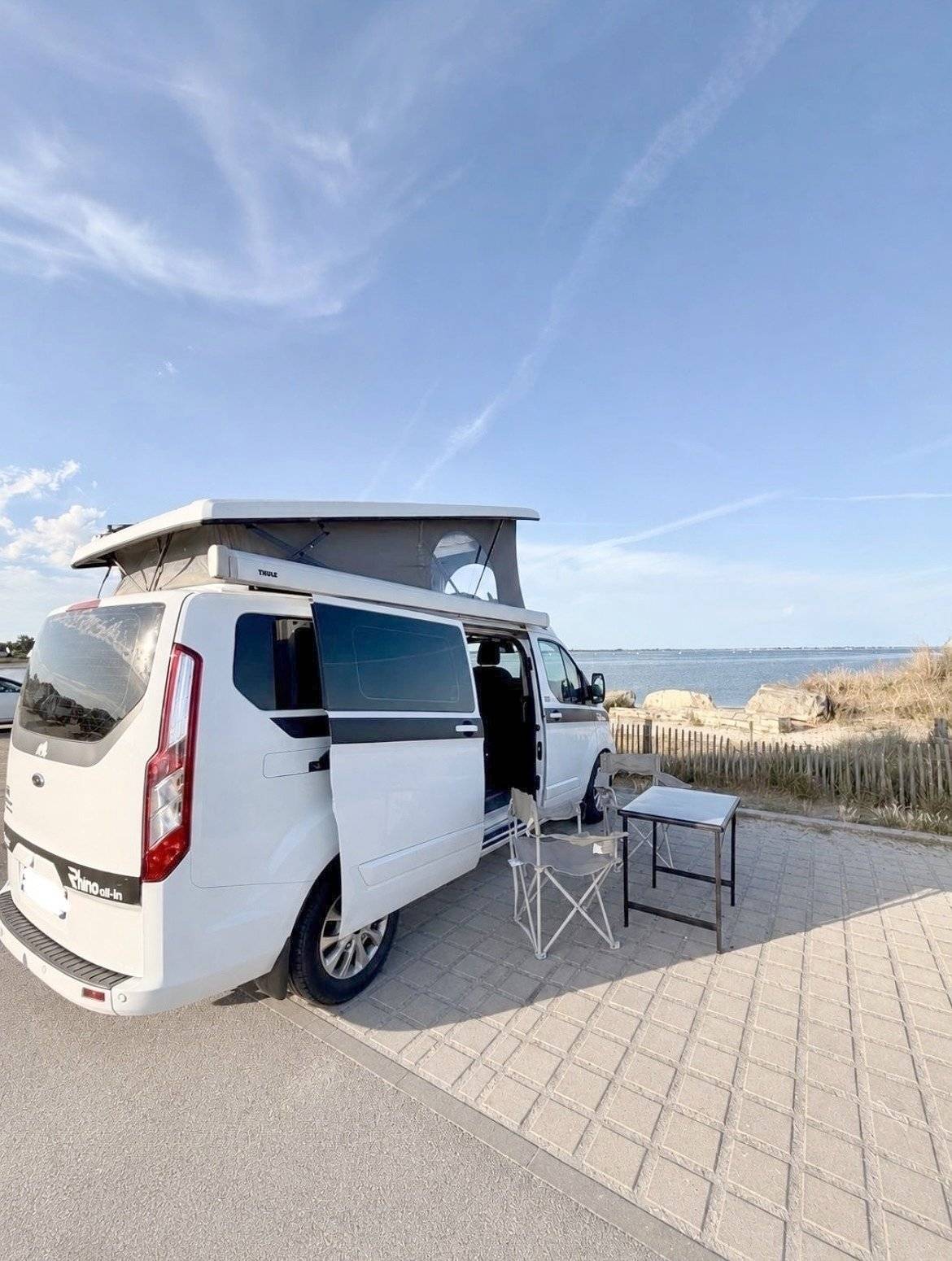 Vista de 3/4 Ford Custom 2,0 l 130 ch - Yescapa