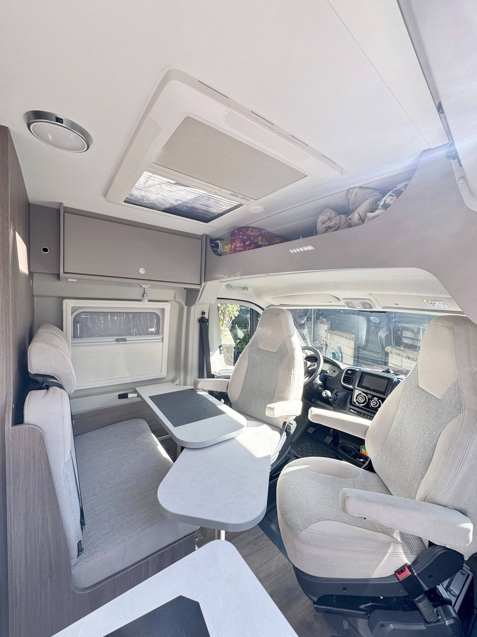 Área de jantar Fiat Ducato 2,2 l Multijet 130 ch. - Yescapa