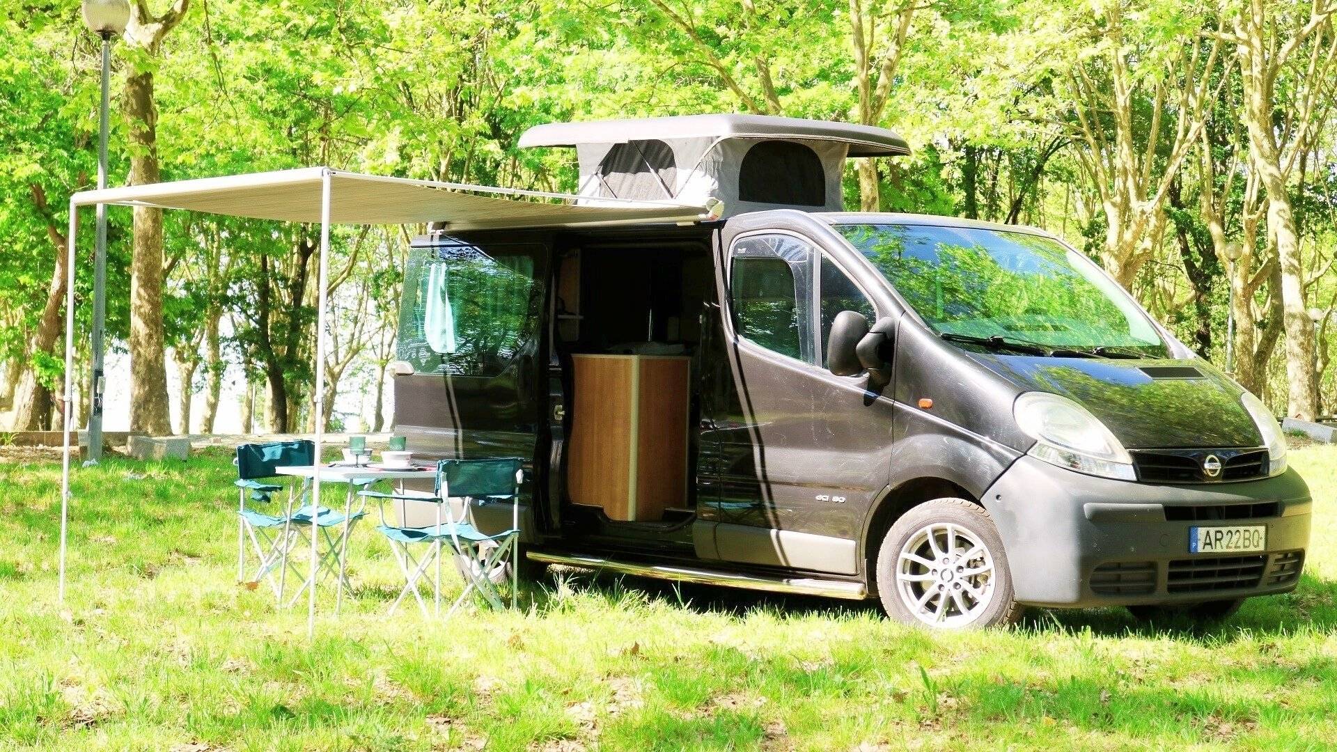 Front view from 3/4 Nissan Primastar - Yescapa