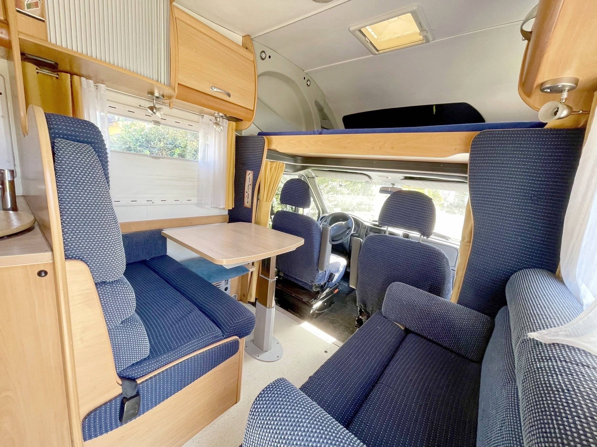 Coin repas Ford Transit 2,4 l 140 ch - Yescapa