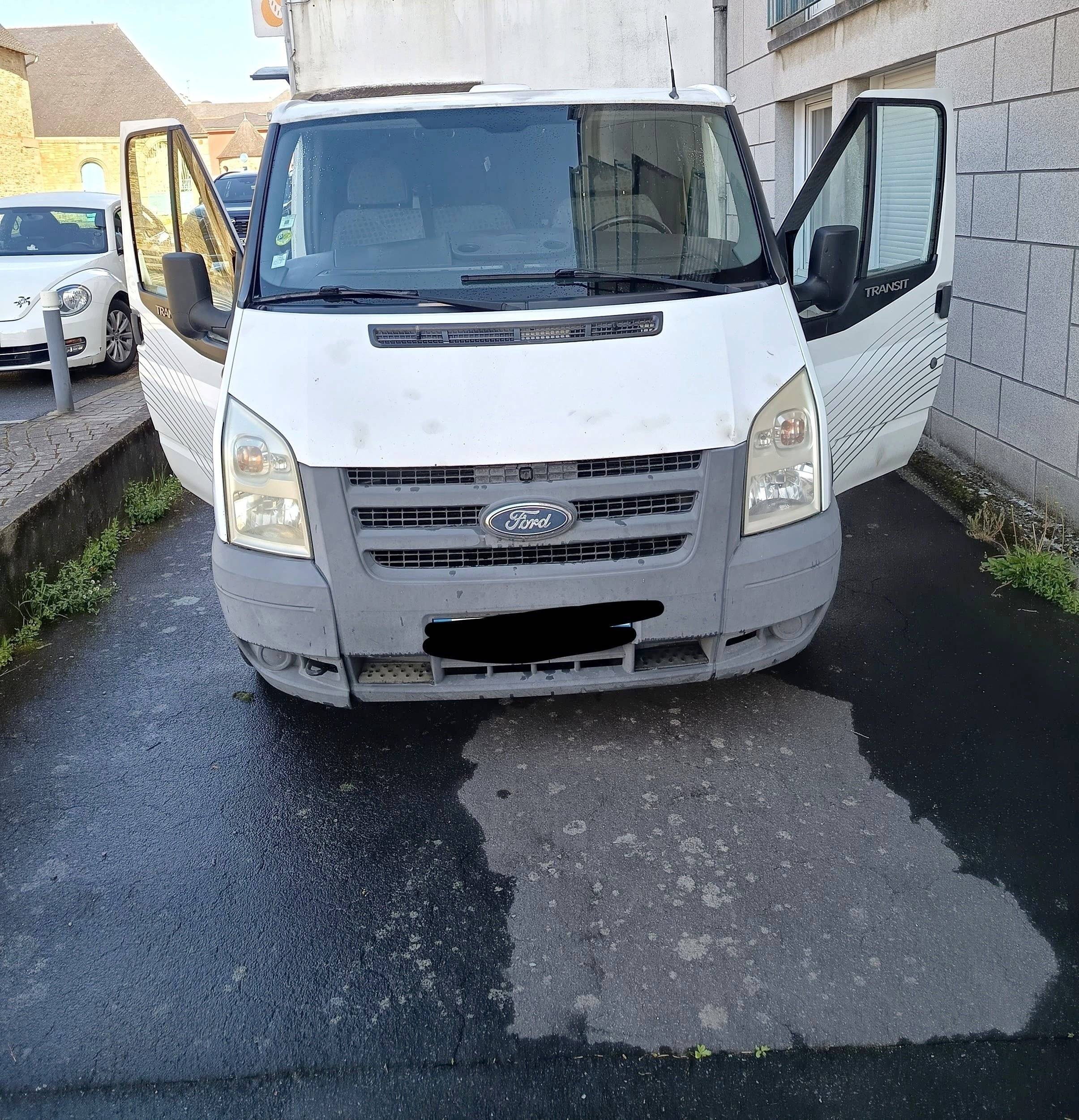 Vista de 3/4 Ford FORD TRANSIT - Yescapa