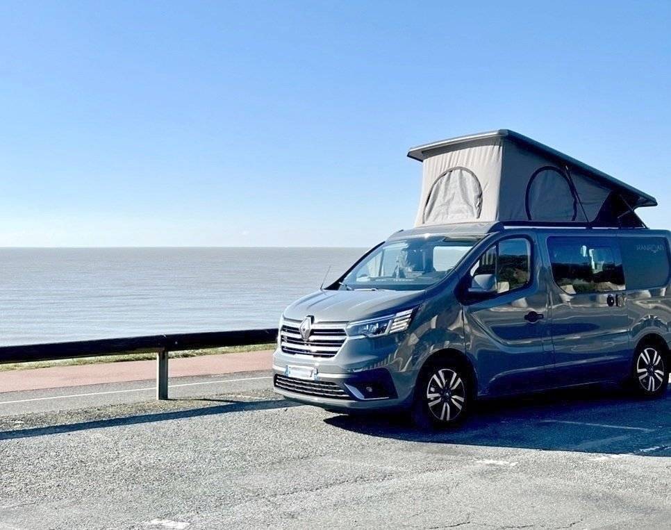 Front view from 3/4 Renault Renault trafic 2.0 DCI 145CV - Yescapa