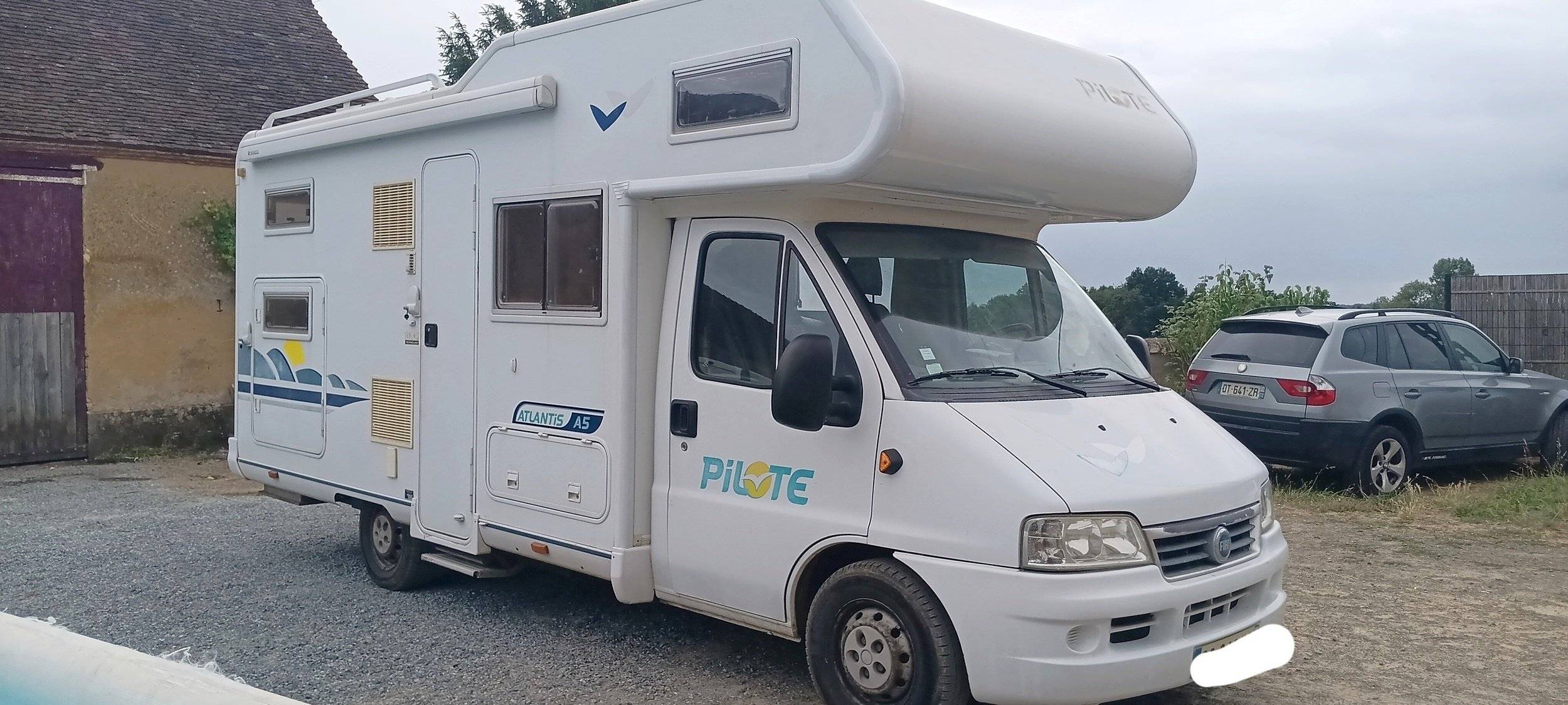 schräge Vorderansicht Fiat Ducato 2.8 L - Yescapa