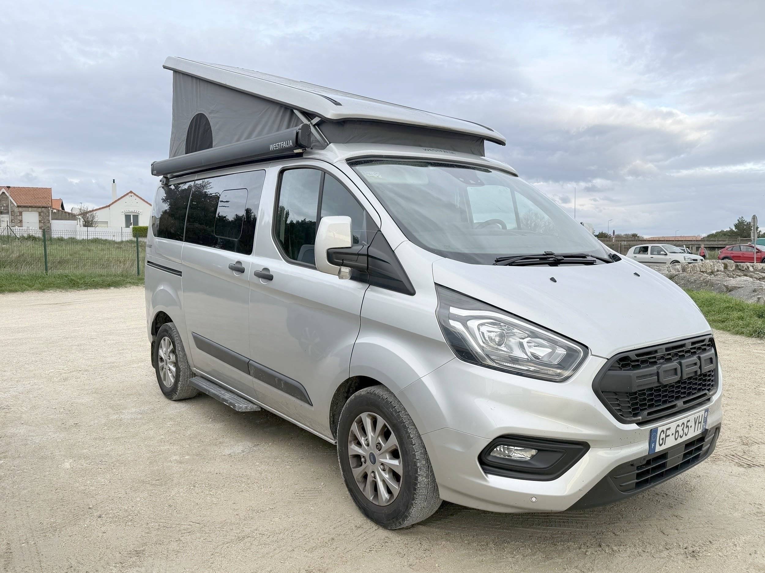 schräge Vorderansicht Ford Nugget - Yescapa