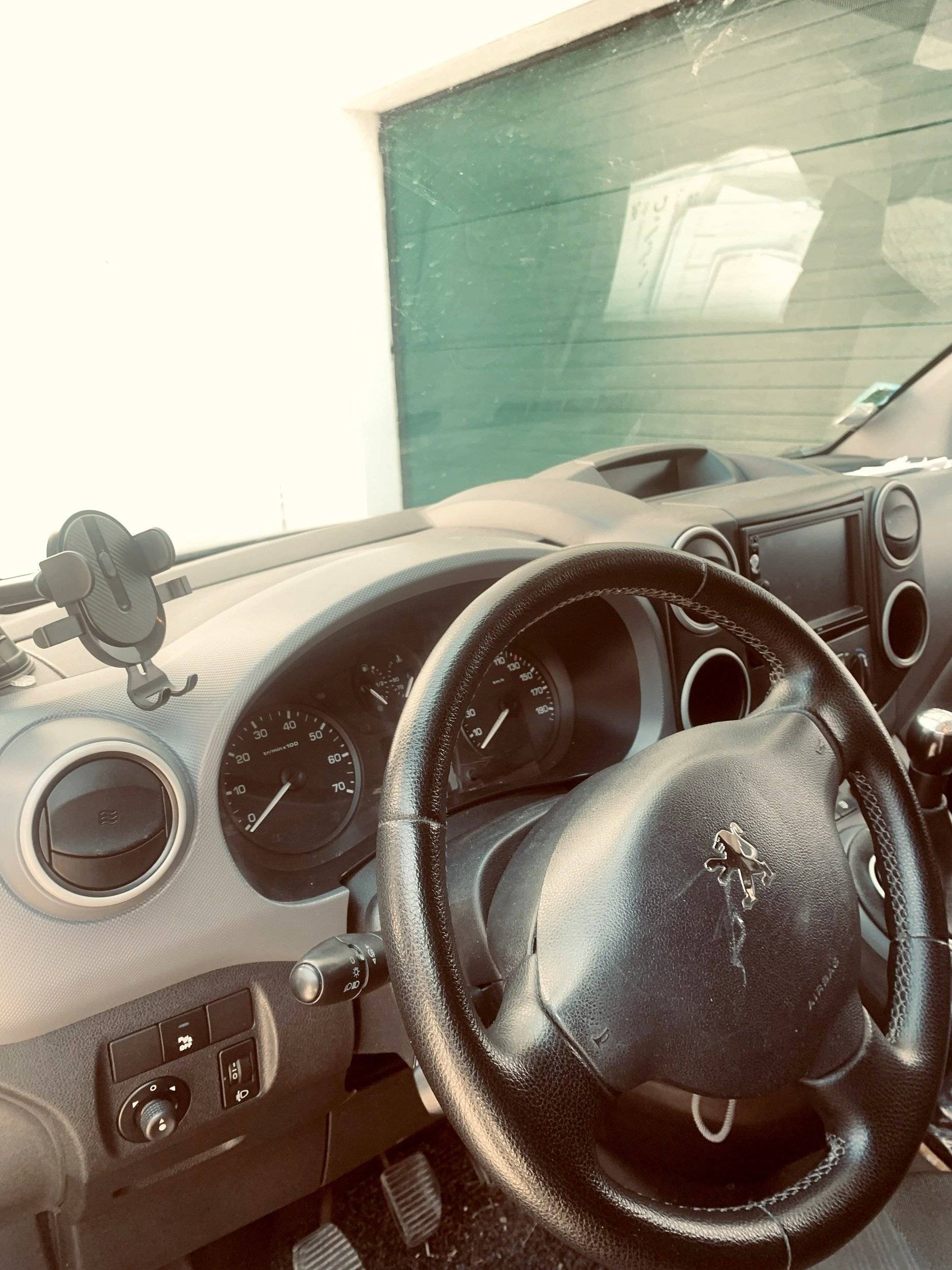 Driver's compartment Peugeot Partner1,6 HDI 90 Ch - Yescapa