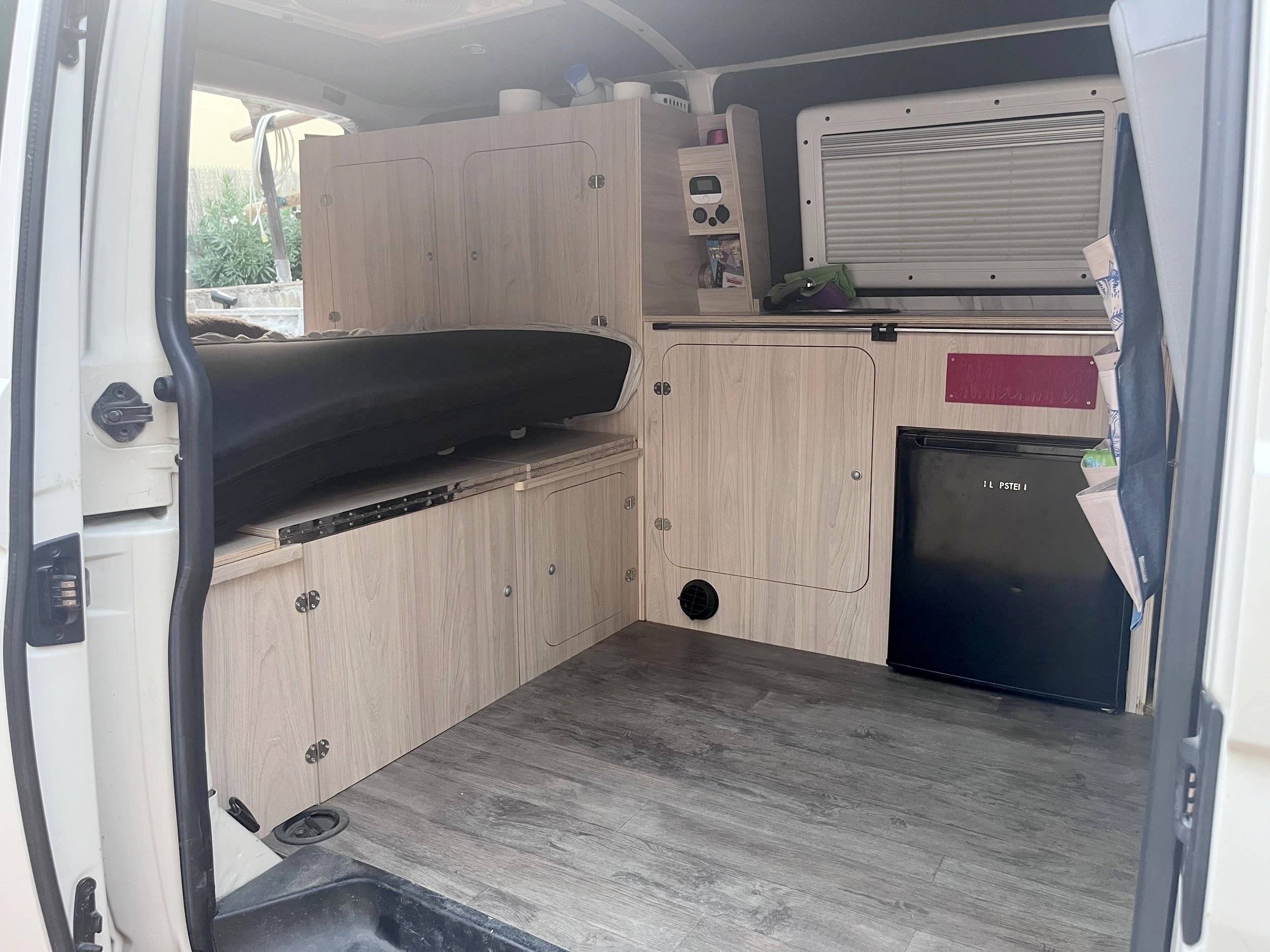 Comedor Volkswagen T5 Transporter 1,9 TDI 114cv - Yescapa