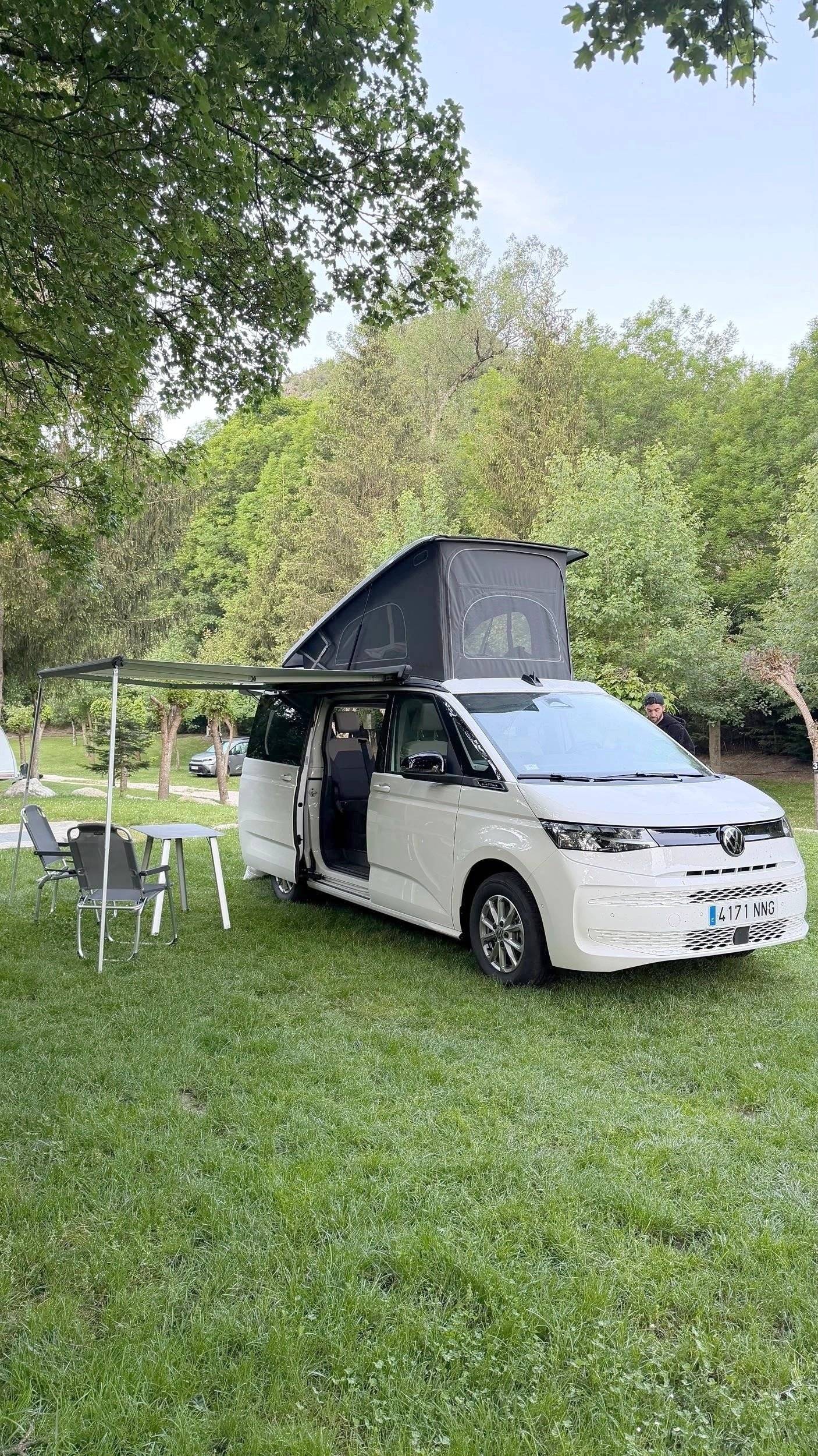 Vista del vehículo ángulo delantero Volkswagen California Beach Camper T6 - Yescapa