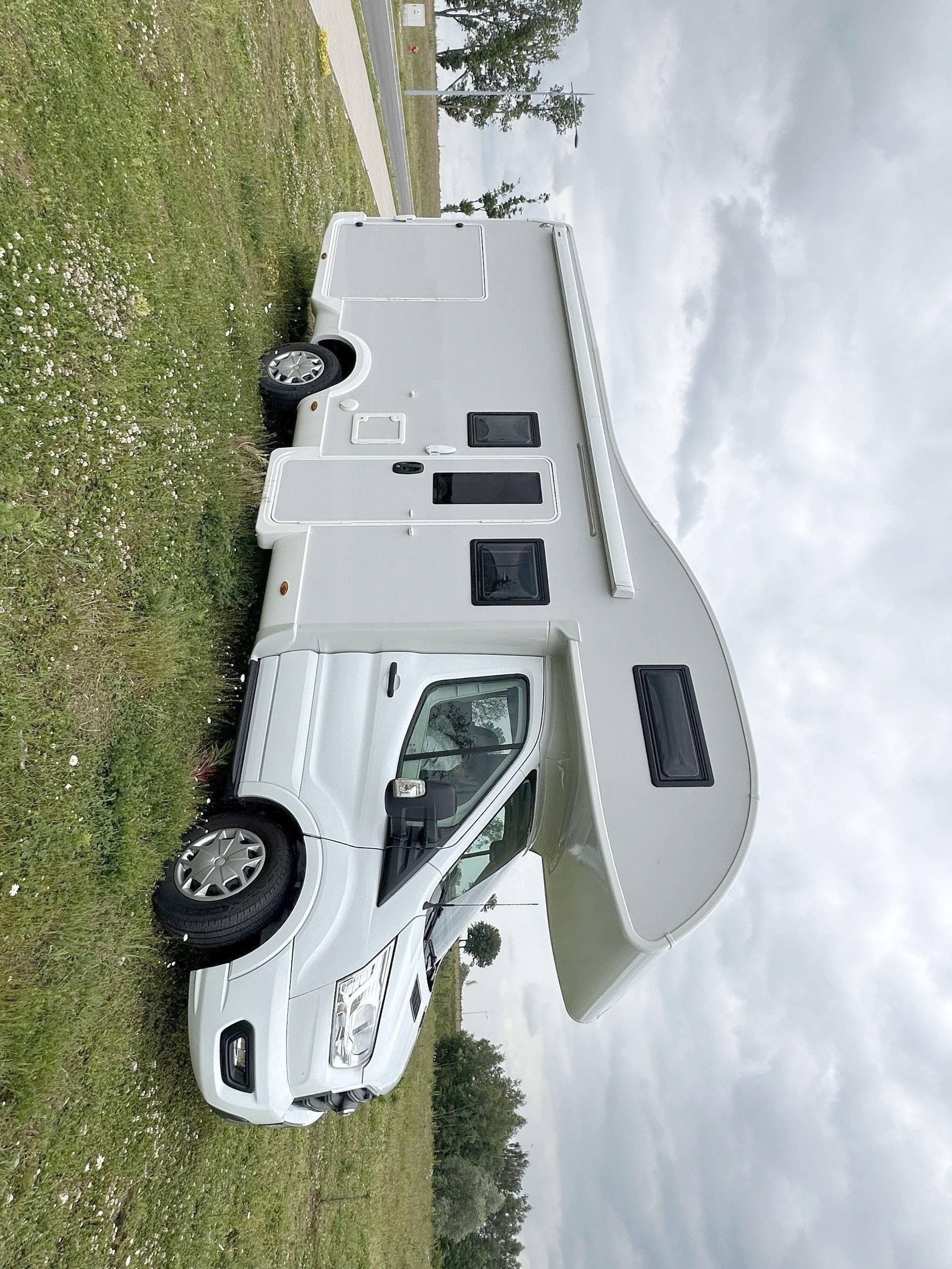 Vista de 3/4 Ford Transit 2,5 l TDCi 140 ch. - Yescapa