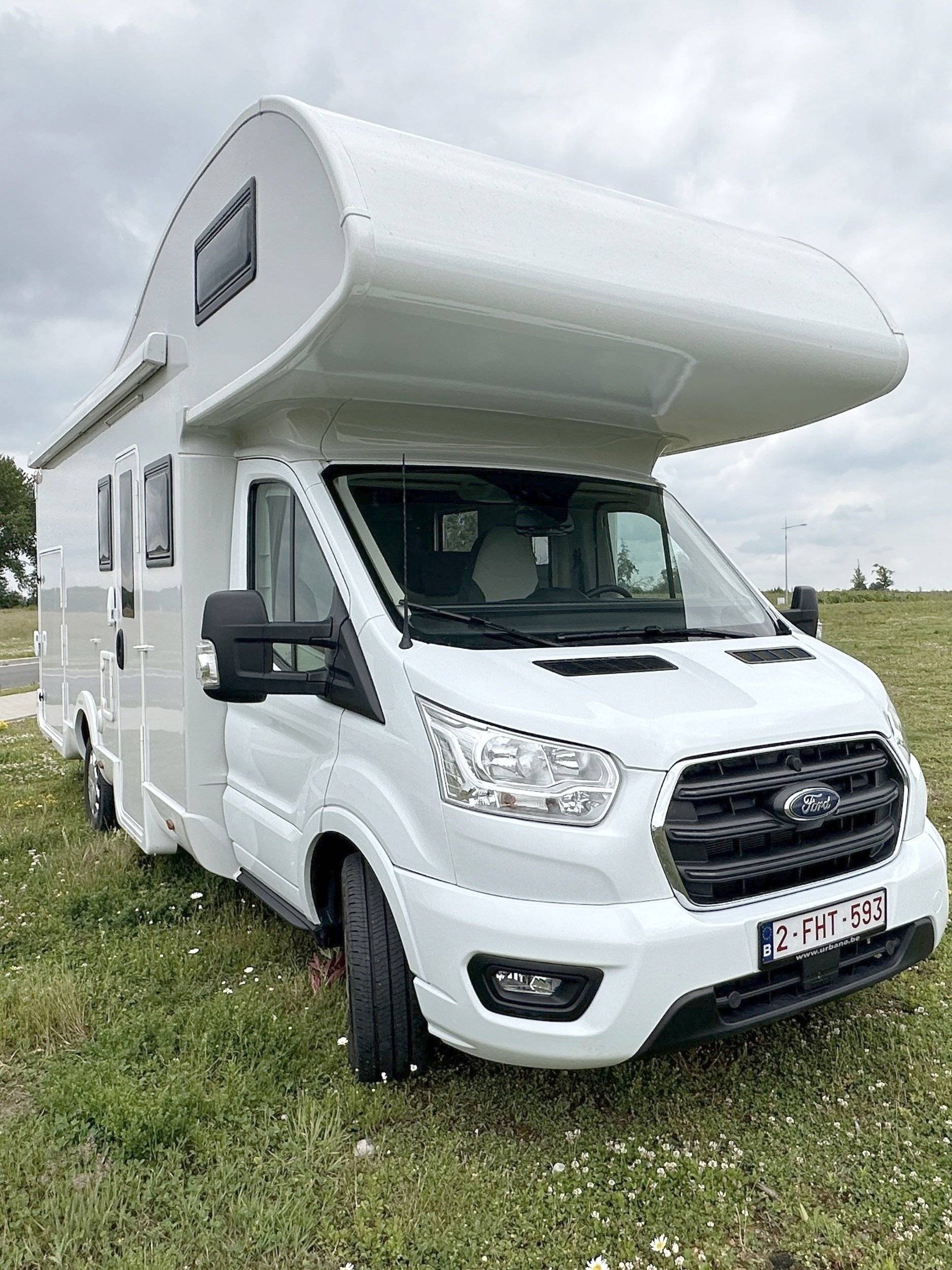 Vista frontale a ¾ Ford Transit 2,5 l TDCi 140 ch. - Yescapa