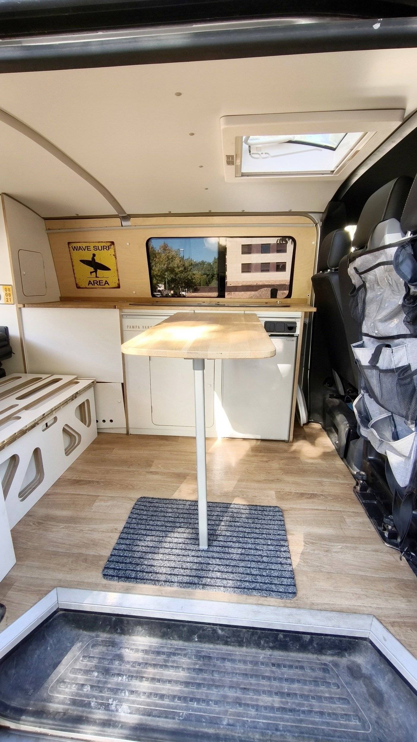 Dining Area Volkswagen Transporter T5 131 Cv - Yescapa