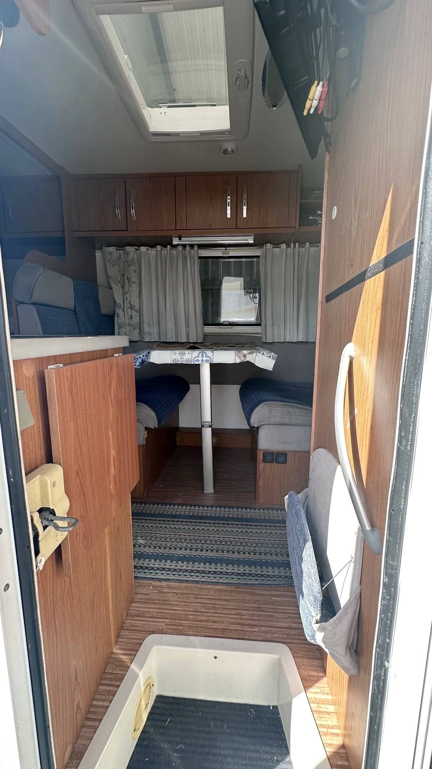 Dining Area Ford Transit 2,5 l TDCi 140 ch. - Yescapa